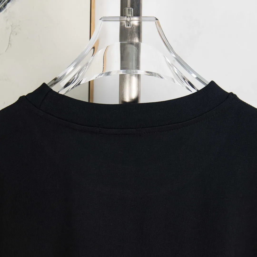 P190 zp version [exclusive supply] MONCLER/muzzled 300g round neck short-sleeved T-shirt brand classic badge letter LOGO embossed process official synchronization high version high quality fashionable personality versatile trend pure original quality original fabric hang tag collar label washed wheat three standards complete Color: Black. White. Size: S M L XL XXL Number: WS10029