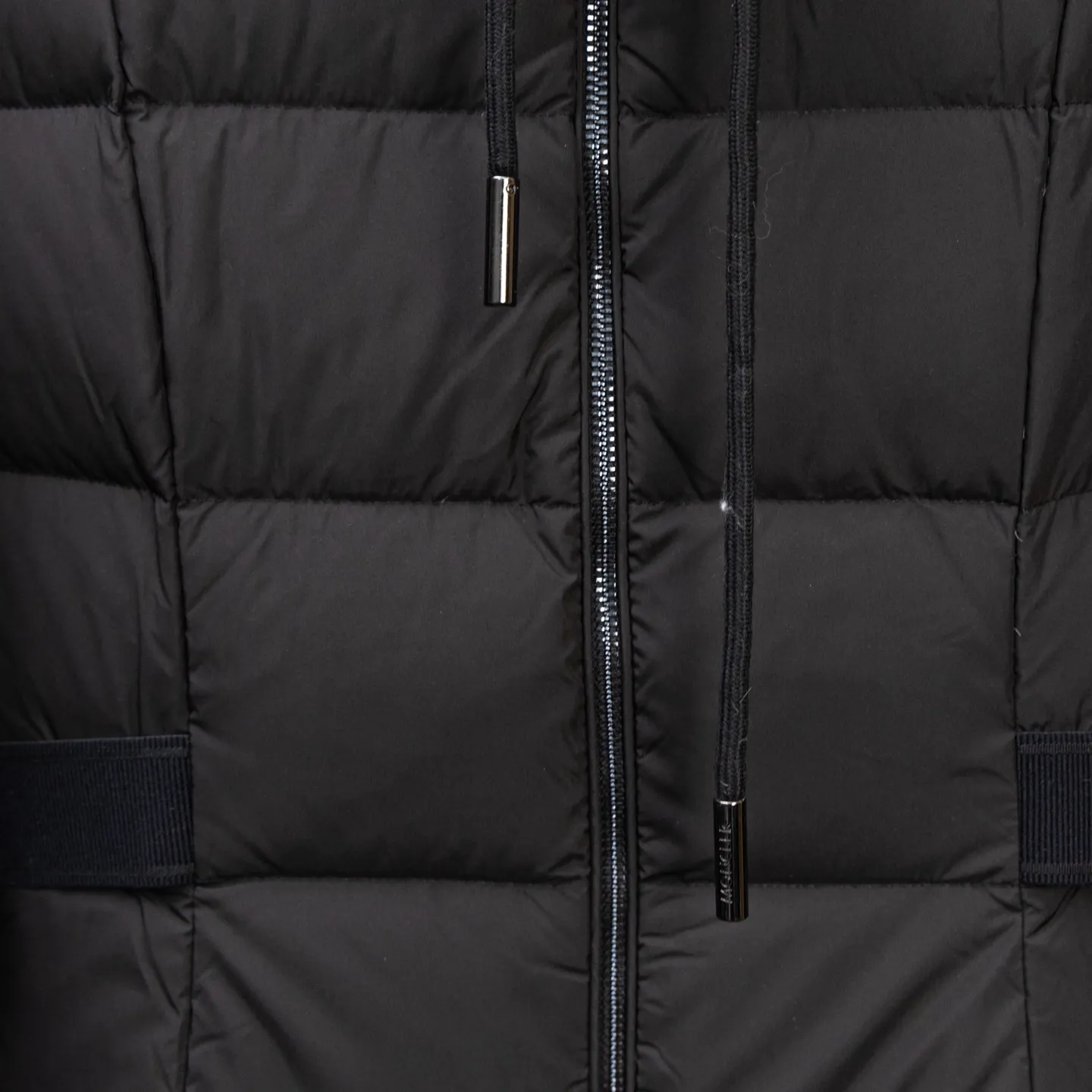 P1020 top version 🆕 (Little Red Book’s popular model The Runaway Princess) MONCLER/Mongolian 24ss Disney Runaway Princess Series Long Corset Winter New Product Long Style Women’s Runaway Princess must-have hot style. Women’s long down interprets classic items in new proportions, showing impeccable fashion style. Product Details The long down is made of polyester fabric and has a slim, wide silhouette. It has a nipped-in waist and a lightweight lining. The three-dimensional hood adds a finishing touch to the style. Size: 0/1/2/3