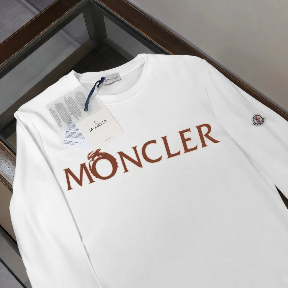 P180, a non-off-the-shelf model, you can trust it. Moncler printed long-sleeved T-shirt, 240g breathable cotton fabric, very soft and comfortable texture, does not shrink, does not deform, does not ball), can be worn alone as a base layer. Original customized accessories, collar label, care mark, hangtag, packaging (perfect details) Color: White Black Size: XS S M L