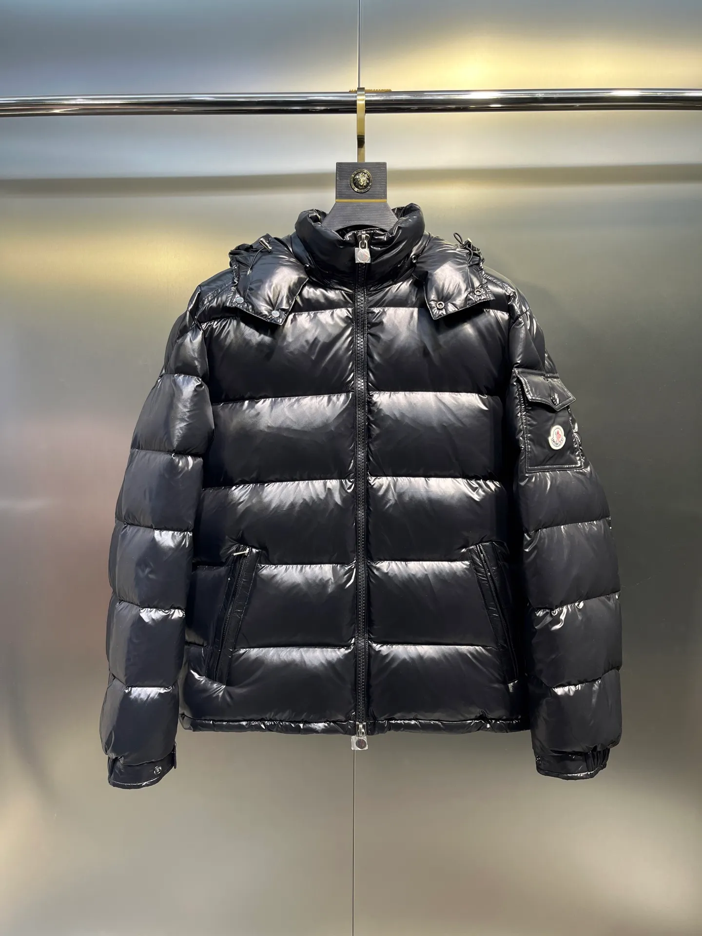 P700 𝗠𝗼𝗻𝗰𝗹𝗲𝗿 𝗠𝗮𝘆𝗮/ Moncler's top-quality Maya down jacket is a super hot style that you can't buy in winter. Eason Chan, Nicholas Tse, and Zhao Lusi have been wearing it one after another. They speak for themselves with their strength, a veteran-level style. This series is known for its fluffy bread style and glossy effect. It is the most popular series in the classic main line of the M family. Buying at the counter and from the official website is basically a matter of rush! Promise me to buy it soon! Just needed series! ! Don’t wait until winter when it’s hard to get one size: 123456