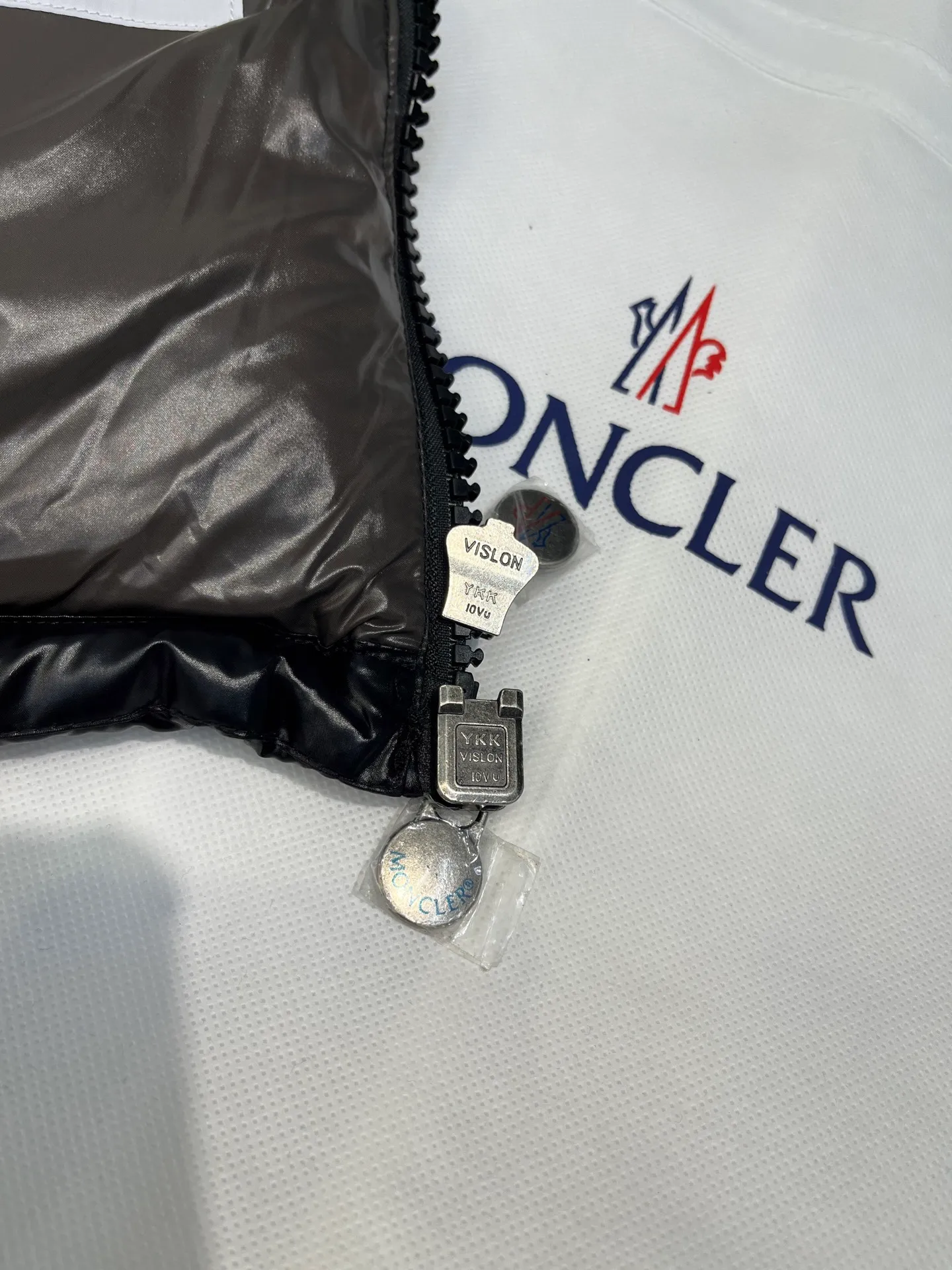P700 𝗠𝗼𝗻𝗰𝗹𝗲𝗿 𝗠𝗮𝘆𝗮/ Moncler's top-quality Maya down jacket is a super hot style that you can't buy in winter. Eason Chan, Nicholas Tse, and Zhao Lusi have been wearing it one after another. They speak for themselves with their strength, a veteran-level style. This series is known for its fluffy bread style and glossy effect. It is the most popular series in the classic main line of the M family. Buying at the counter and from the official website is basically a matter of rush! Promise me to buy it soon! Just needed series! ! Don’t wait until winter when it’s hard to get one size: 123456