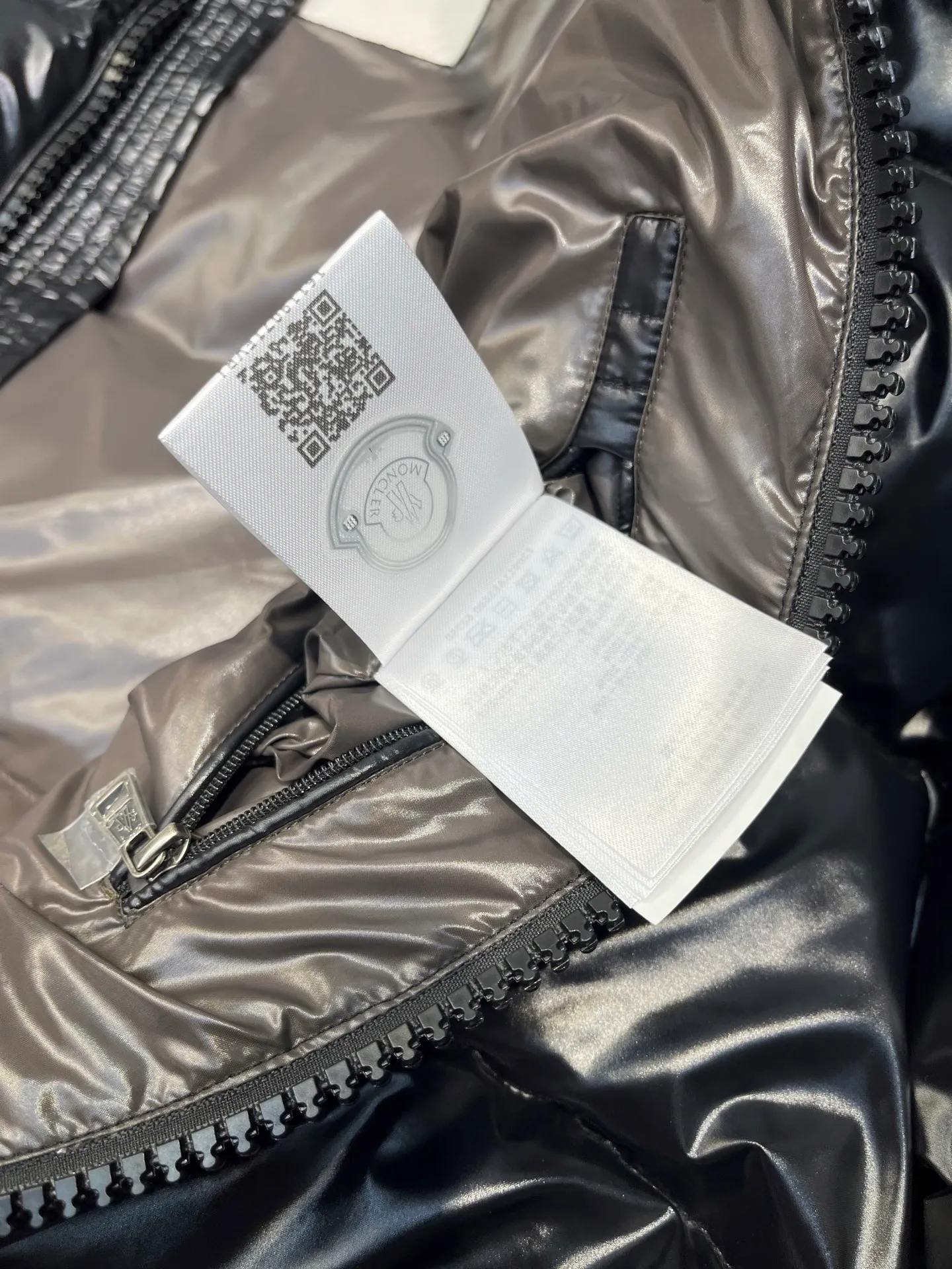 P700 𝗠𝗼𝗻𝗰𝗹𝗲𝗿 𝗠𝗮𝘆𝗮/ Moncler's top-quality Maya down jacket is a super hot style that you can't buy in winter. Eason Chan, Nicholas Tse, and Zhao Lusi have been wearing it one after another. They speak for themselves with their strength, a veteran-level style. This series is known for its fluffy bread style and glossy effect. It is the most popular series in the classic main line of the M family. Buying at the counter and from the official website is basically a matter of rush! Promise me to buy it soon! Just needed series! ! Don’t wait until winter when it’s hard to get one size: 123456