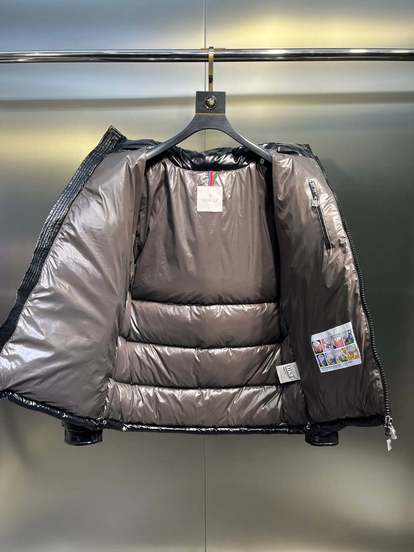 P700 𝗠𝗼𝗻𝗰𝗹𝗲𝗿 𝗠𝗮𝘆𝗮/ Moncler's top-quality Maya down jacket is a super hot style that you can't buy in winter. Eason Chan, Nicholas Tse, and Zhao Lusi have been wearing it one after another. They speak for themselves with their strength, a veteran-level style. This series is known for its fluffy bread style and glossy effect. It is the most popular series in the classic main line of the M family. Buying at the counter and from the official website is basically a matter of rush! Promise me to buy it soon! Just needed series! ! Don’t wait until winter when it’s hard to get one size: 123456