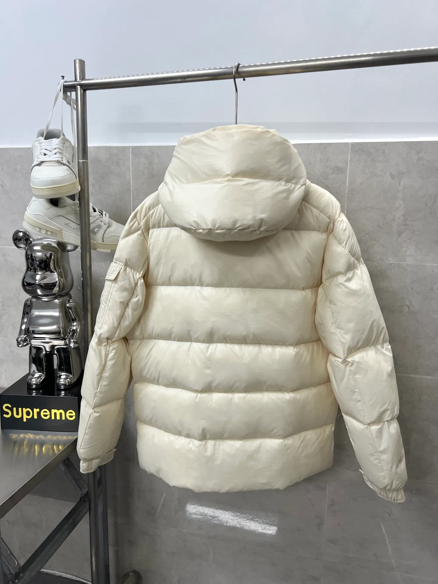 P820 ​​Moncler Maya 70th Anniversary Hooded Down Jacket The Moncler Maya down jacket is specially reinterpreted to celebrate Moncler's 70th anniversary. The iconic style is refreshed in new colors. A classic example of the brand's DNA, it's made from shiny lacquered nylon and embellished with signature rectangular quilting. A classic cropped design that transcends seasons and styles, it features a statement silhouette, removable hood and adjustable hem. The sleeves are decorated with the brand's signature classic patch pockets and a patchwork logo specially designed to celebrate the 70th anniversary. Color: Black White Basalt Gray Size: 12345