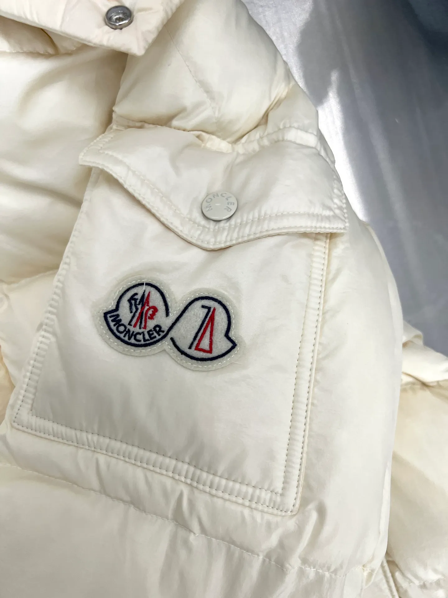 P820 ​​Moncler Maya 70th Anniversary Hooded Down Jacket The Moncler Maya down jacket is specially reinterpreted to celebrate Moncler's 70th anniversary. The iconic style is refreshed in new colors. A classic example of the brand's DNA, it's made from shiny lacquered nylon and embellished with signature rectangular quilting. A classic cropped design that transcends seasons and styles, it features a statement silhouette, removable hood and adjustable hem. The sleeves are decorated with the brand's signature classic patch pockets and a patchwork logo specially designed to celebrate the 70th anniversary. Color: Black White Basalt Gray Size: 12345
