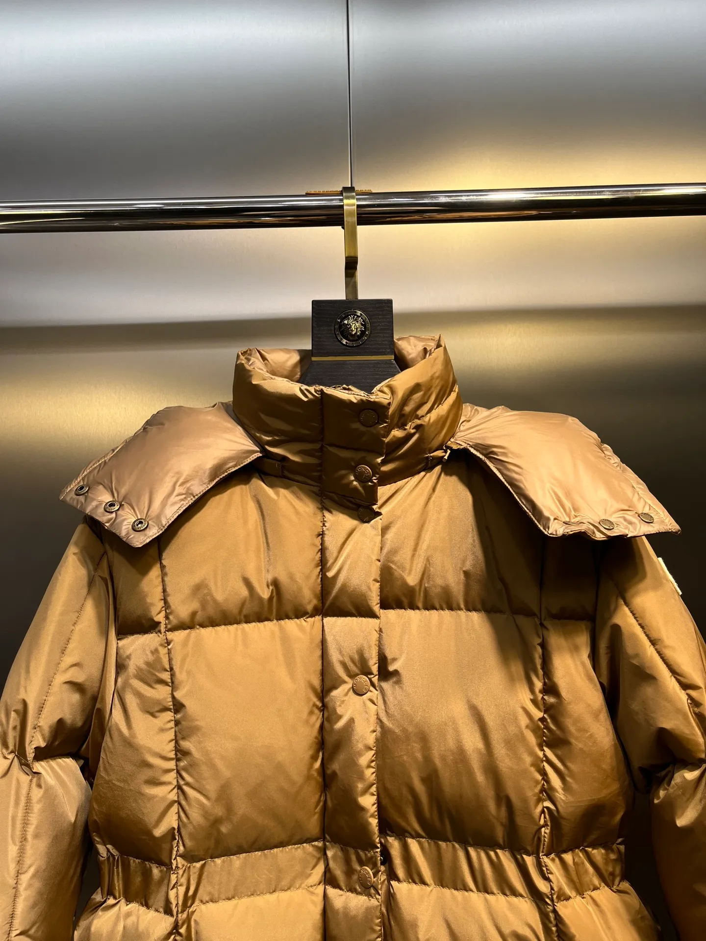 P880 moncler 🌟 New arrival in autumn and winter, waist-cinched color-blocked hooded down hood with detachable design. The short version is made of nylon fabric. It has a glossy satin effect and is paired with a waist-cinched design to outline a soft silhouette. The double-pocket zipper closure is simple and elegant, and the white duck down filling is very fluffy, fashionable, warm and versatile!  size: 0123