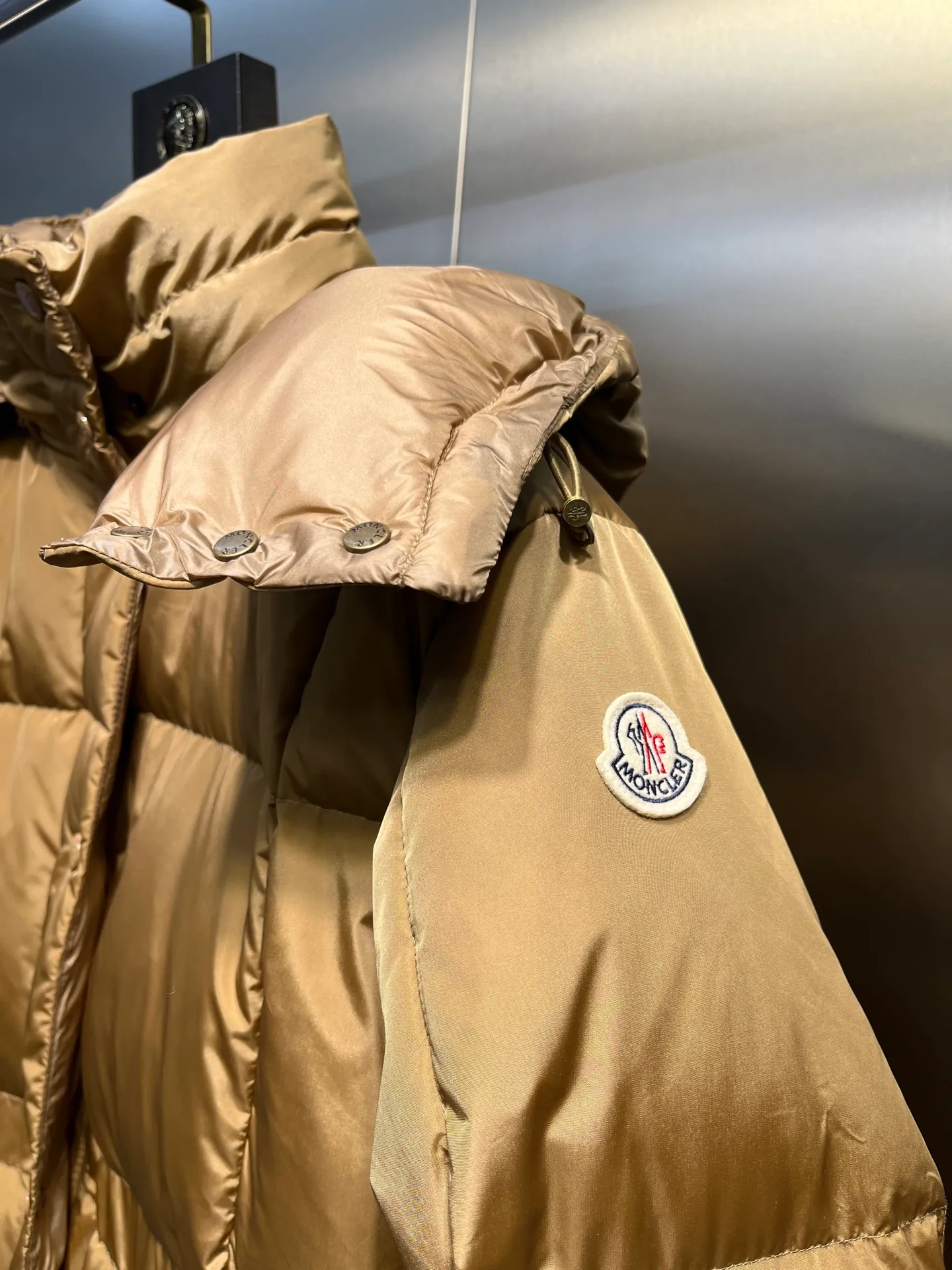 P880 moncler 🌟 New arrival in autumn and winter, waist-cinched color-blocked hooded down hood with detachable design. The short version is made of nylon fabric. It has a glossy satin effect and is paired with a waist-cinched design to outline a soft silhouette. The double-pocket zipper closure is simple and elegant, and the white duck down filling is very fluffy, fashionable, warm and versatile!  size: 0123