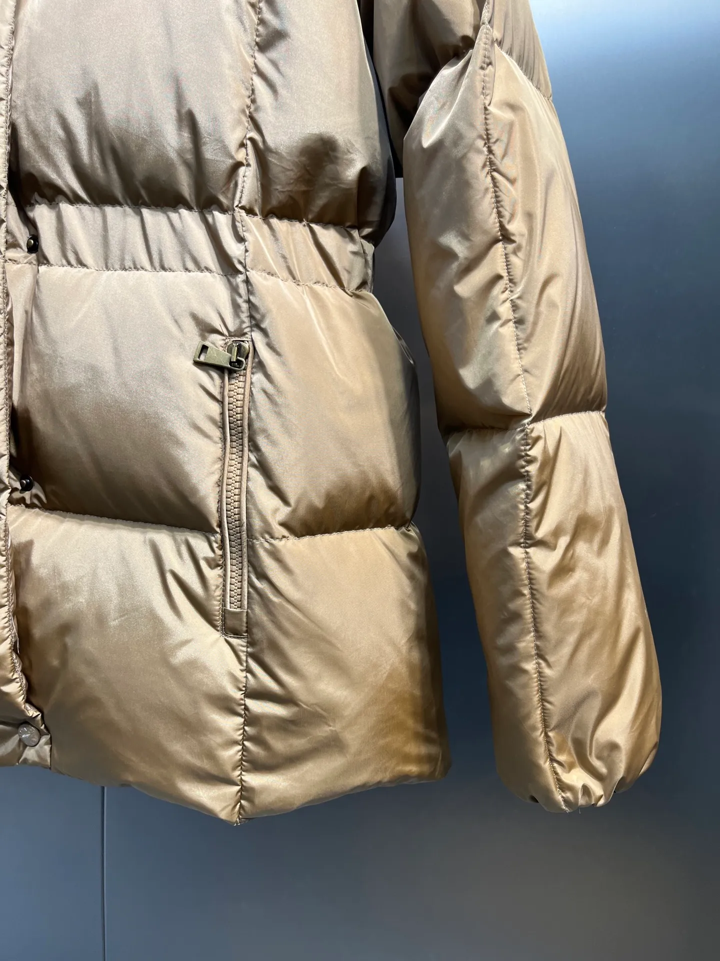 P880 moncler 🌟 New arrival in autumn and winter, waist-cinched color-blocked hooded down hood with detachable design. The short version is made of nylon fabric. It has a glossy satin effect and is paired with a waist-cinched design to outline a soft silhouette. The double-pocket zipper closure is simple and elegant, and the white duck down filling is very fluffy, fashionable, warm and versatile!  size: 0123