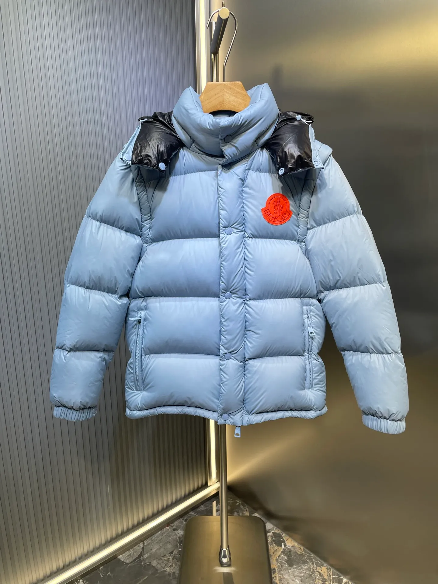 P1160 moncler 🌟Special grade 1940 autumn and winter new down jacket with detachable sleeves. Original customized hardware accessories are all imported and customized. Welcome to compare. Absolutely high quality. Made of top-grade 90 white duck down. Super soft. Filled with fluffy and full feathers. Super heavy-duty. Fabric workmanship and perfect pattern. Note that the fabric is super comfortable. Exclusive model. Non-market product. Same size for men and women. Size: 12345