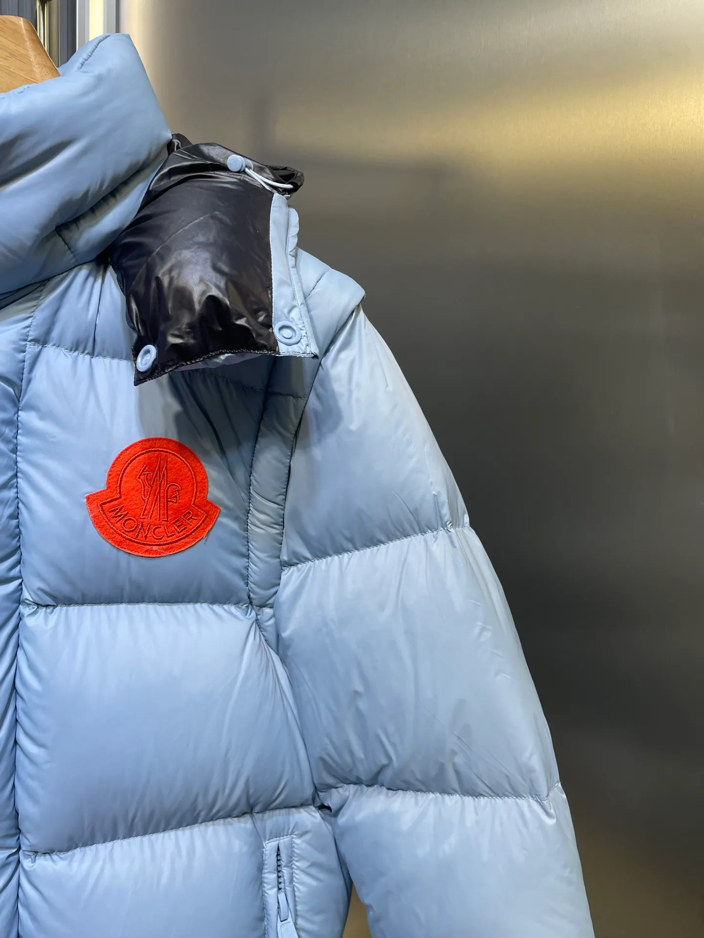 P1160 moncler 🌟Special grade 1940 autumn and winter new down jacket with detachable sleeves. Original customized hardware accessories are all imported and customized. Welcome to compare. Absolutely high quality. Made of top-grade 90 white duck down. Super soft. Filled with fluffy and full feathers. Super heavy-duty. Fabric workmanship and perfect pattern. Note that the fabric is super comfortable. Exclusive model. Non-market product. Same size for men and women. Size: 12345