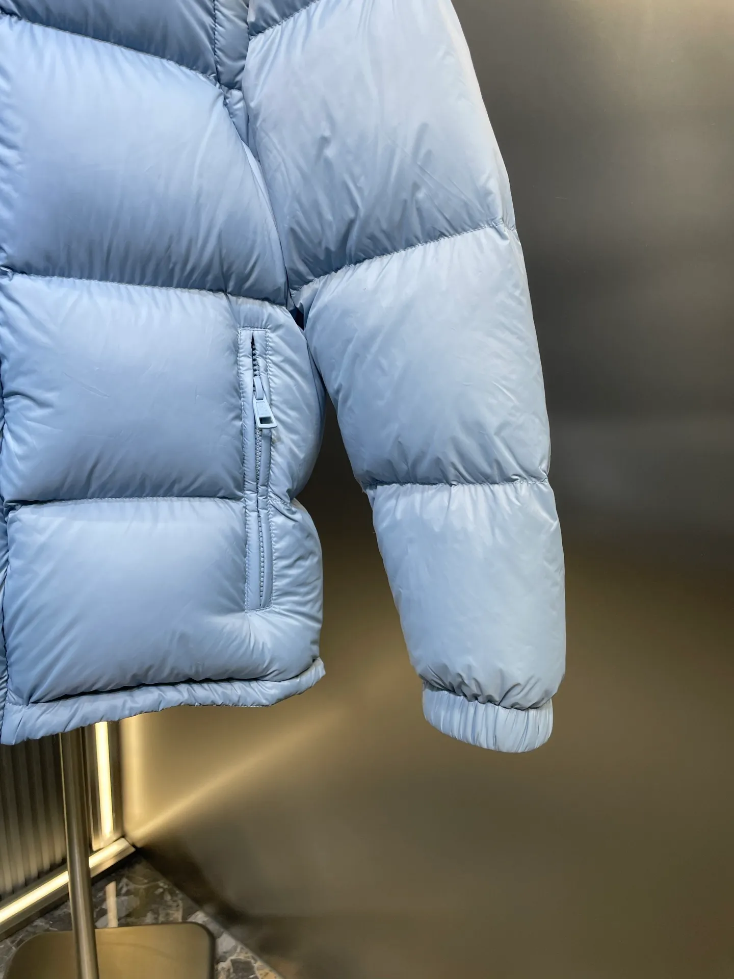 P1160 moncler 🌟Special grade 1940 autumn and winter new down jacket with detachable sleeves. Original customized hardware accessories are all imported and customized. Welcome to compare. Absolutely high quality. Made of top-grade 90 white duck down. Super soft. Filled with fluffy and full feathers. Super heavy-duty. Fabric workmanship and perfect pattern. Note that the fabric is super comfortable. Exclusive model. Non-market product. Same size for men and women. Size: 12345