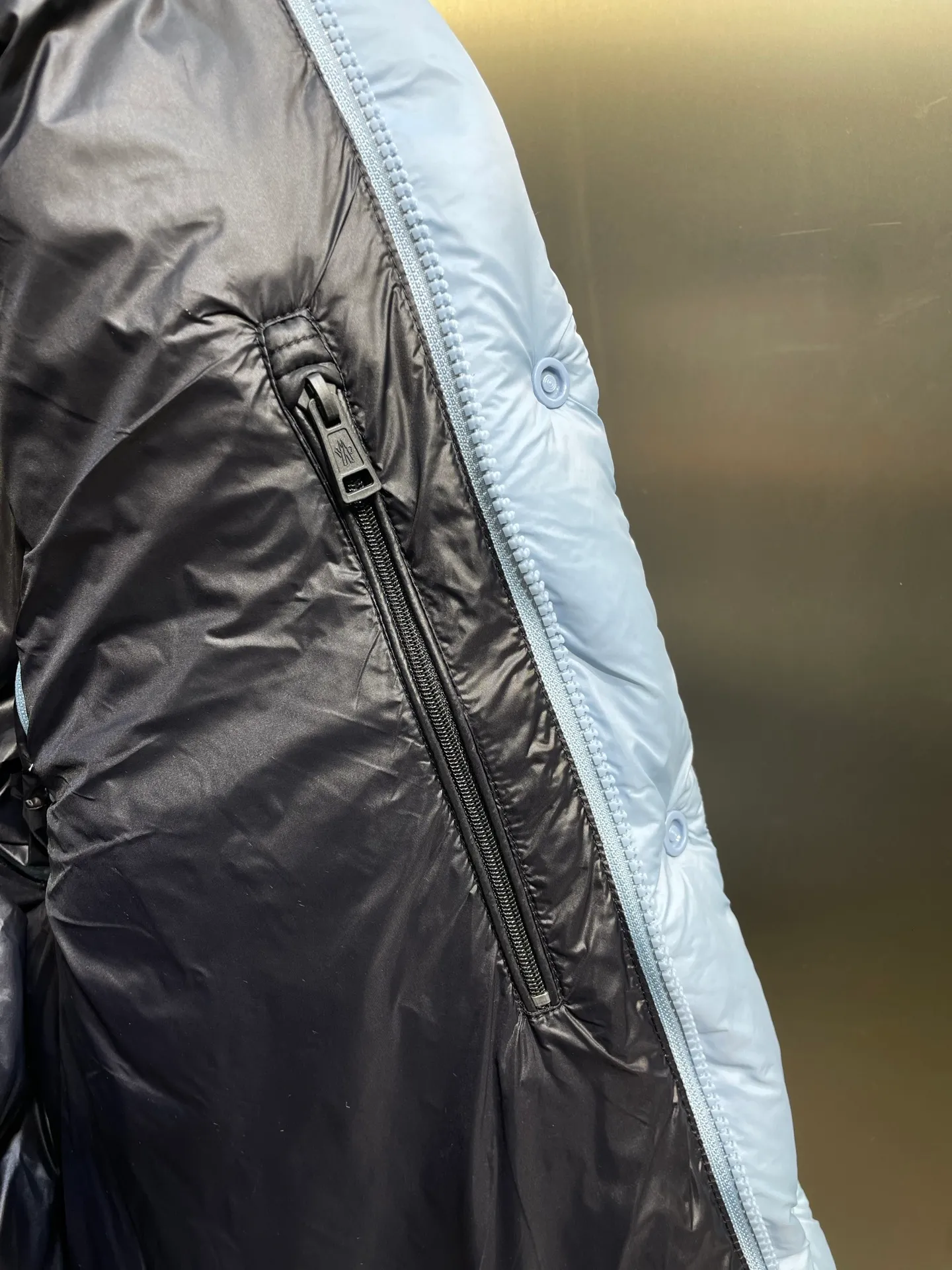 P1160 moncler 🌟Special grade 1940 autumn and winter new down jacket with detachable sleeves. Original customized hardware accessories are all imported and customized. Welcome to compare. Absolutely high quality. Made of top-grade 90 white duck down. Super soft. Filled with fluffy and full feathers. Super heavy-duty. Fabric workmanship and perfect pattern. Note that the fabric is super comfortable. Exclusive model. Non-market product. Same size for men and women. Size: 12345