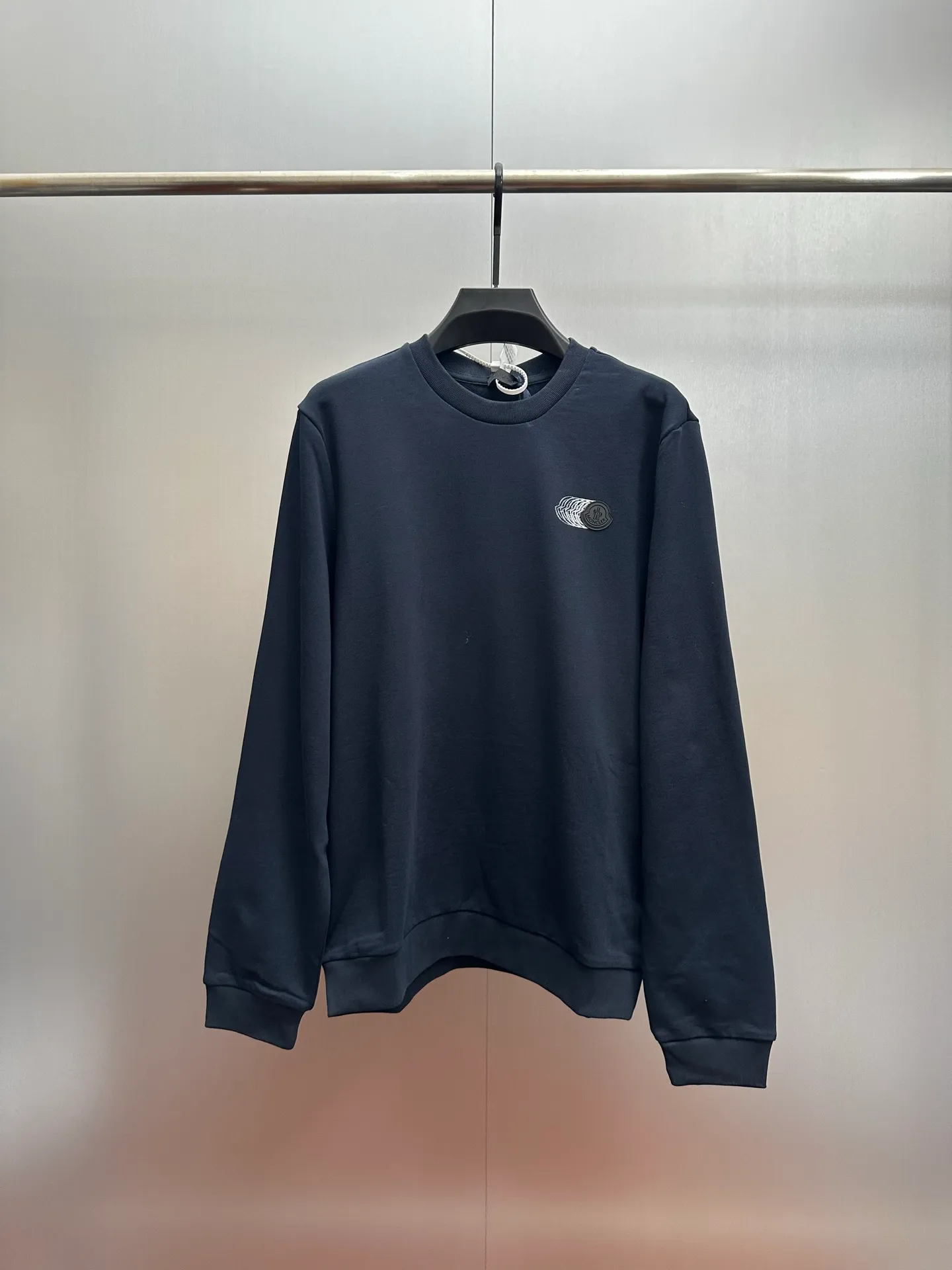 P380 MONCLER round neck long-sleeved cotton sweatshirt with faded logo. Authentic 4900 purchase and development, 320g Austrian cotton double yarn sweatshirt fabric, 410g 1*1 double yarn trendy brand rib, fabric enzyme wash, glue printing, customized 1:1 plastic label, customized 1:1 trademark, loose version size: S M L XL