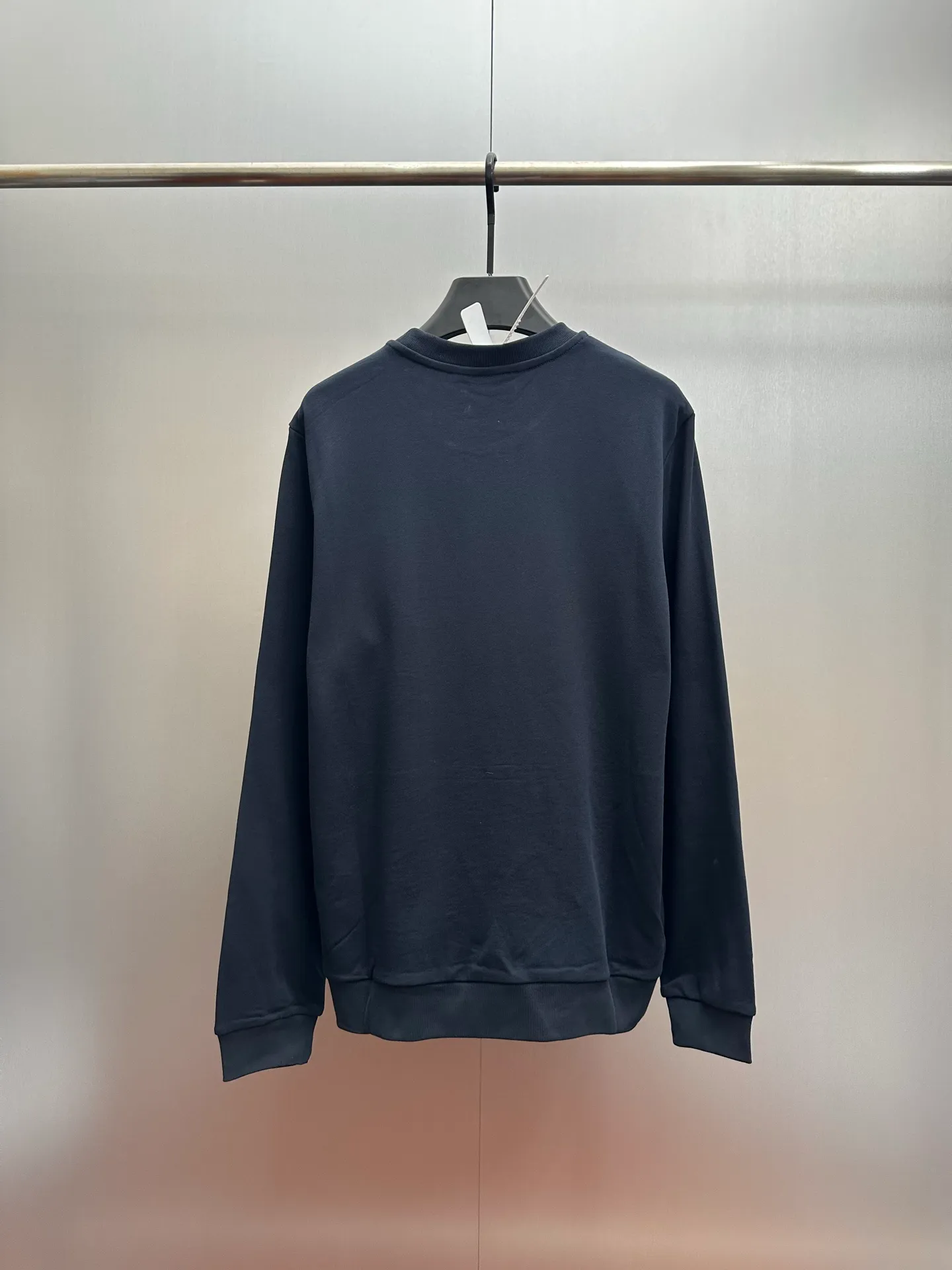 P380 MONCLER round neck long-sleeved cotton sweatshirt with faded logo. Authentic 4900 purchase and development, 320g Austrian cotton double yarn sweatshirt fabric, 410g 1*1 double yarn trendy brand rib, fabric enzyme wash, glue printing, customized 1:1 plastic label, customized 1:1 trademark, loose version size: S M L XL