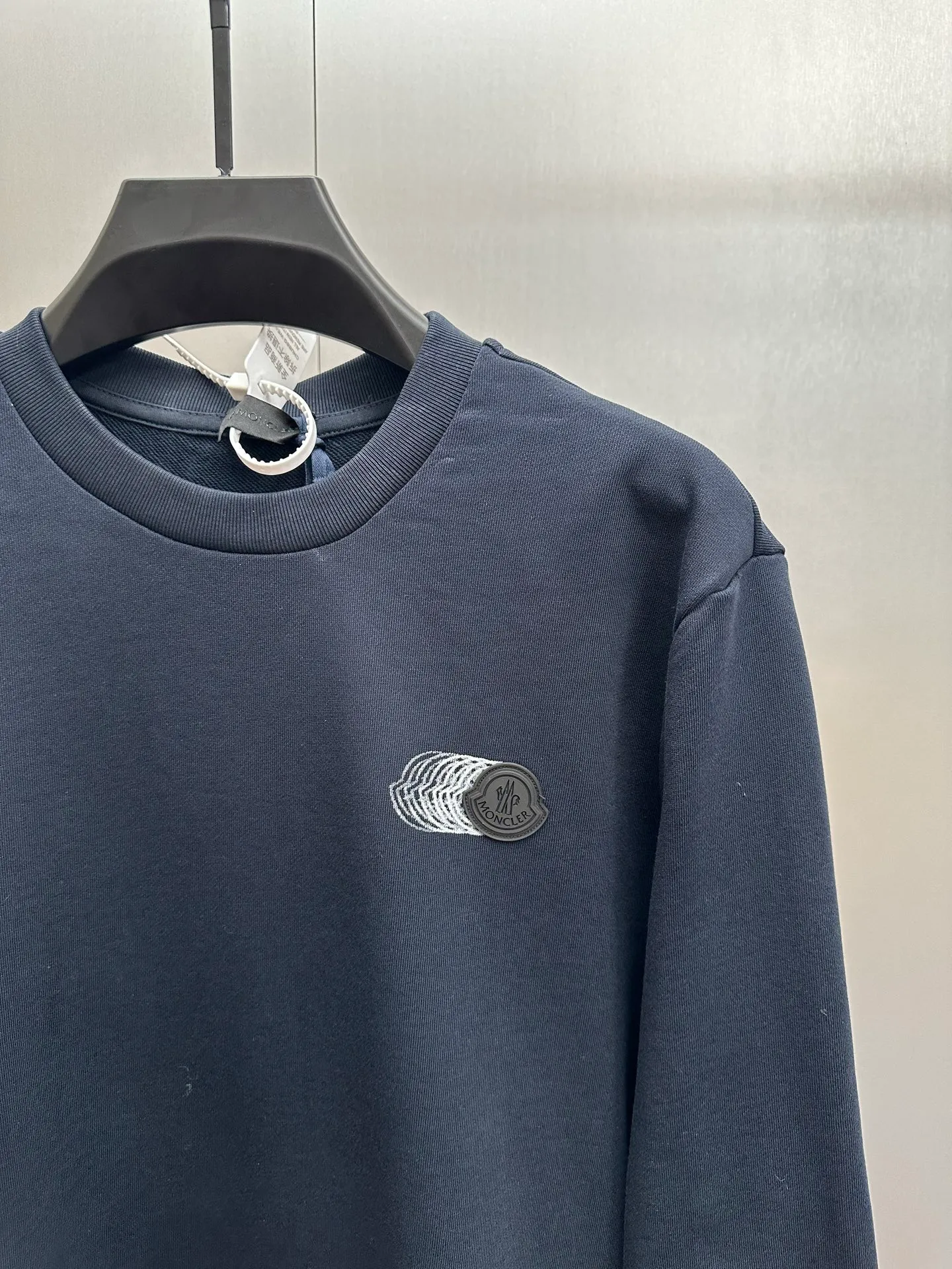 P380 MONCLER round neck long-sleeved cotton sweatshirt with faded logo. Authentic 4900 purchase and development, 320g Austrian cotton double yarn sweatshirt fabric, 410g 1*1 double yarn trendy brand rib, fabric enzyme wash, glue printing, customized 1:1 plastic label, customized 1:1 trademark, loose version size: S M L XL