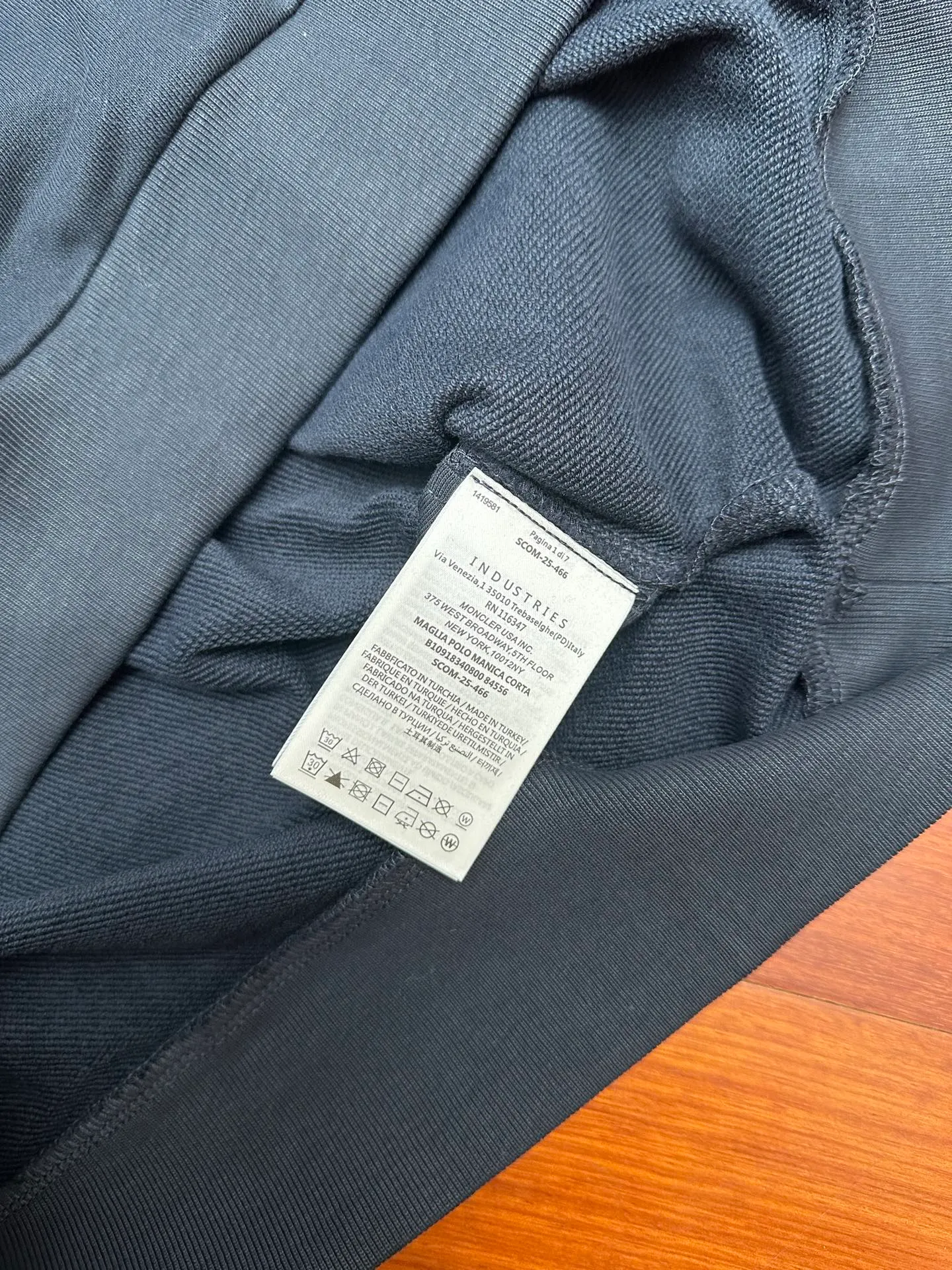 P380 MONCLER round neck long-sleeved cotton sweatshirt with faded logo. Authentic 4900 purchase and development, 320g Austrian cotton double yarn sweatshirt fabric, 410g 1*1 double yarn trendy brand rib, fabric enzyme wash, glue printing, customized 1:1 plastic label, customized 1:1 trademark, loose version size: S M L XL