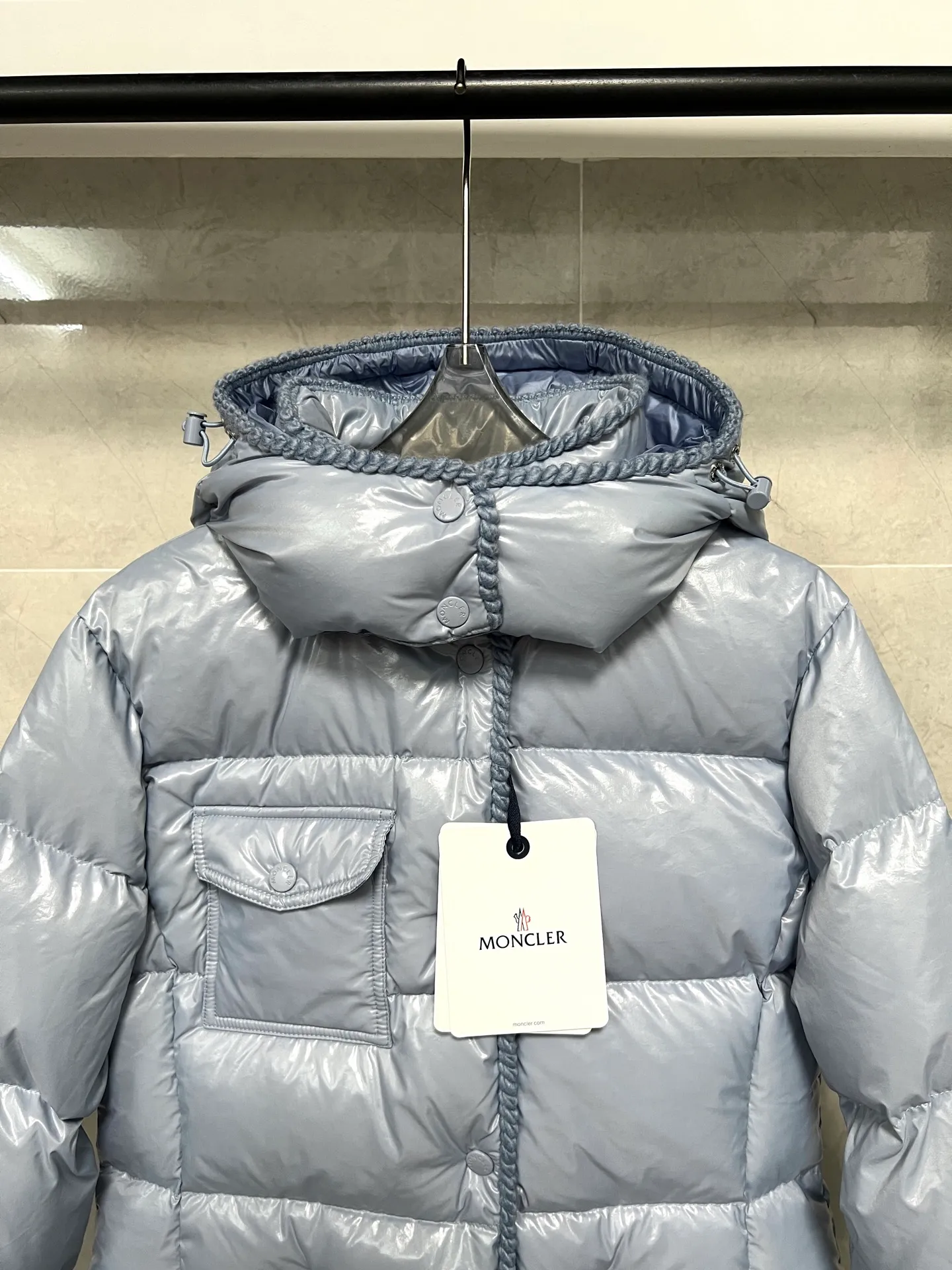 P900 Moncler Mouth GLAREINS Small Waist Hooded Floral Trimmed Small Waist Small Pocket Down Jacket The upgraded version of the small waist UP!! It is still a super slim waist style, with no-wash imitation wax leather fabric, and the brim collar and placket are matched with the same color twist braid design, which is full of elegance and suitable for various exquisite styles. A full set of hardware accessories, customized color matching snap buttons and sliders, 90 velvet filling. White Moonlight among the hottest items! Color: Black White Blue Red Size: 0123