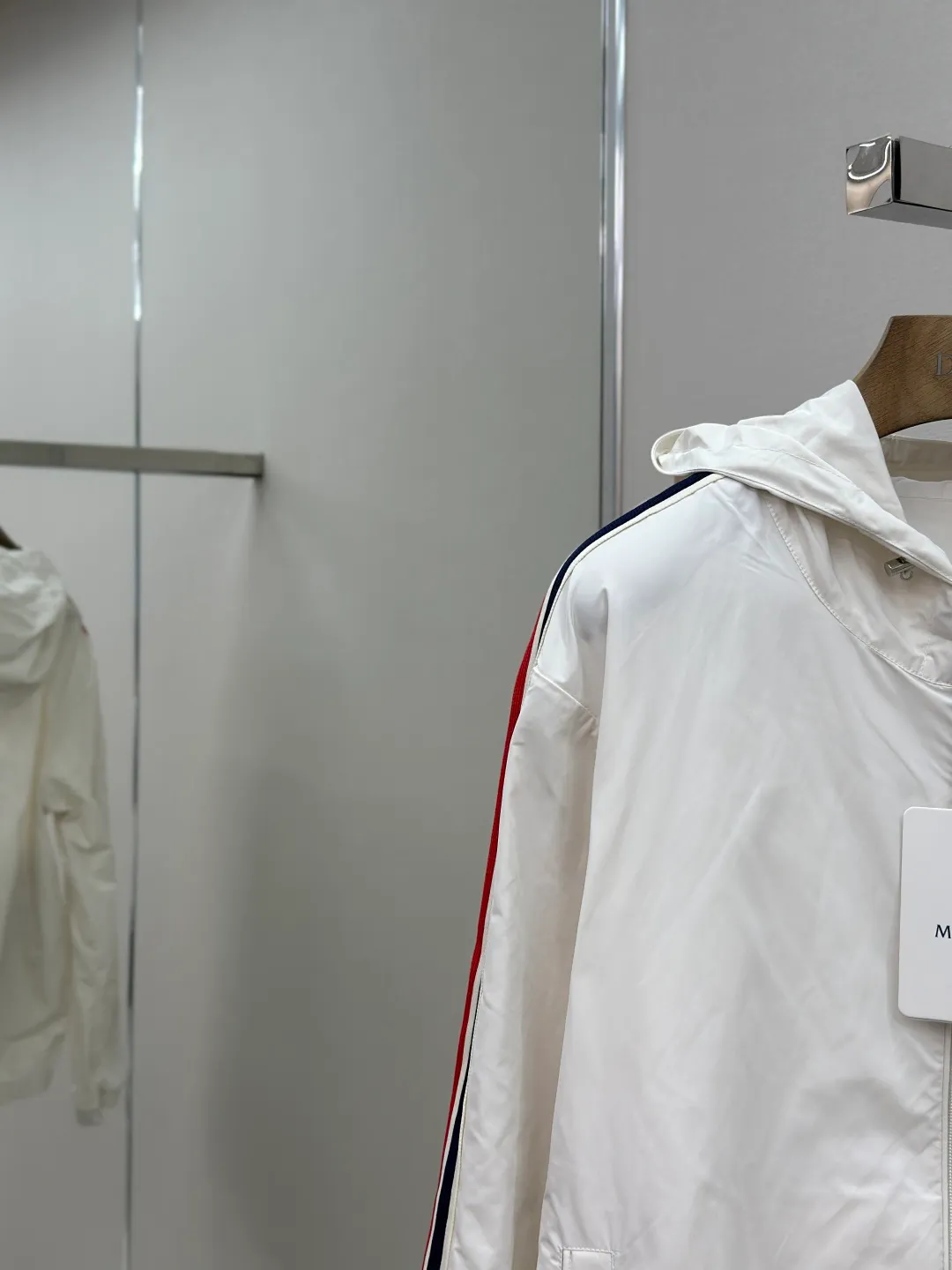 P560 MONCLER web-trimmed lightweight jacket Fabric selection: 100% polyester fiber is used to create a tough protective outer layer. It is known for its excellent tear resistance and wear resistance. It can quickly return to flatness during wearing and maintain the crisp and stylish appearance of the clothing for a long time. At the same time, it is not easy to deform after being washed for a long time.   Features: Two different colored decorative strips added to the center part of the sleeves. This design element can not only add visual highlights to clothing, making it more fashionable and unique. Craftsmanship: The webbing is precisely positioned along the cuffs to the seam of the collar and hat to ensure symmetry and overall smoothness. Before actual sewing, use very fine basting stitches for pre-fixing. This step is crucial to prevent the webbing from slipping, twisting, or wrinkling during sewing and ensuring that the final stitch is straight and perfect.  Accessories: Custom zipper puller, custom buttons with logo, custom hood drawstring elastic buckle SIZE: 1 2 3 4