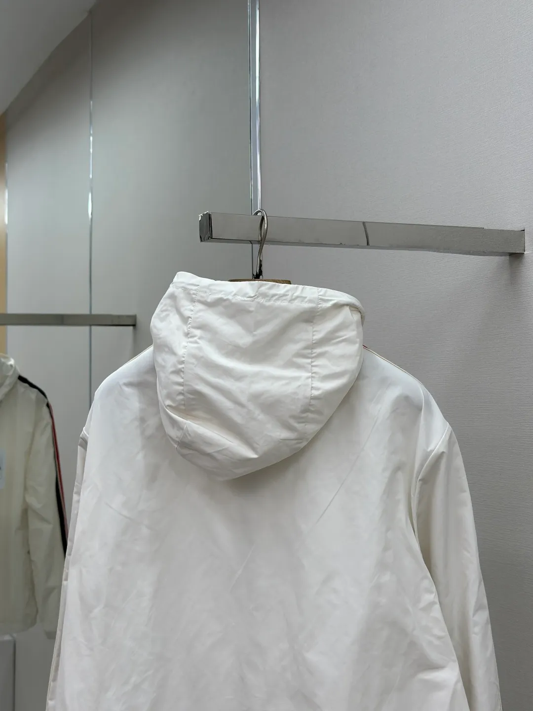 P560 MONCLER web-trimmed lightweight jacket Fabric selection: 100% polyester fiber is used to create a tough protective outer layer. It is known for its excellent tear resistance and wear resistance. It can quickly return to flatness during wearing and maintain the crisp and stylish appearance of the clothing for a long time. At the same time, it is not easy to deform after being washed for a long time.   Features: Two different colored decorative strips added to the center part of the sleeves. This design element can not only add visual highlights to clothing, making it more fashionable and unique. Craftsmanship: The webbing is precisely positioned along the cuffs to the seam of the collar and hat to ensure symmetry and overall smoothness. Before actual sewing, use very fine basting stitches for pre-fixing. This step is crucial to prevent the webbing from slipping, twisting, or wrinkling during sewing and ensuring that the final stitch is straight and perfect.  Accessories: Custom zipper puller, custom buttons with logo, custom hood drawstring elastic buckle SIZE: 1 2 3 4