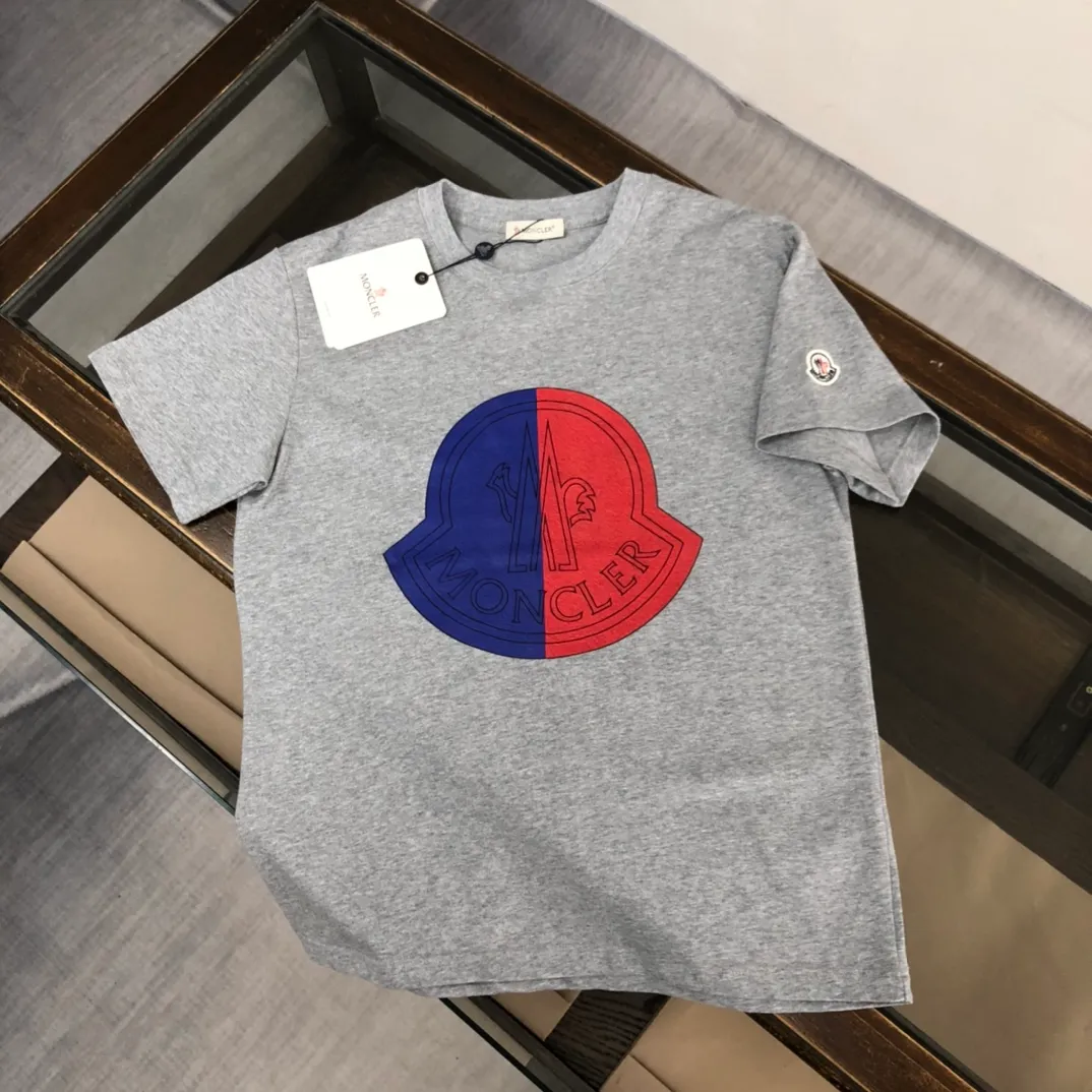 P160 Moncler 2025 new men's round neck short-sleeved couple's T-shirt, new spring and summer product, high quality 🔥🔥Fashionable and versatile, customized imported fabrics, comfortable to wear, breathable, fashionable without losing personality, casual and casual upper body, handsome and stylish, showing the temperament of a big brand. All three standards are complete! ! Color: black white gray Size: S-XL (loose fit)