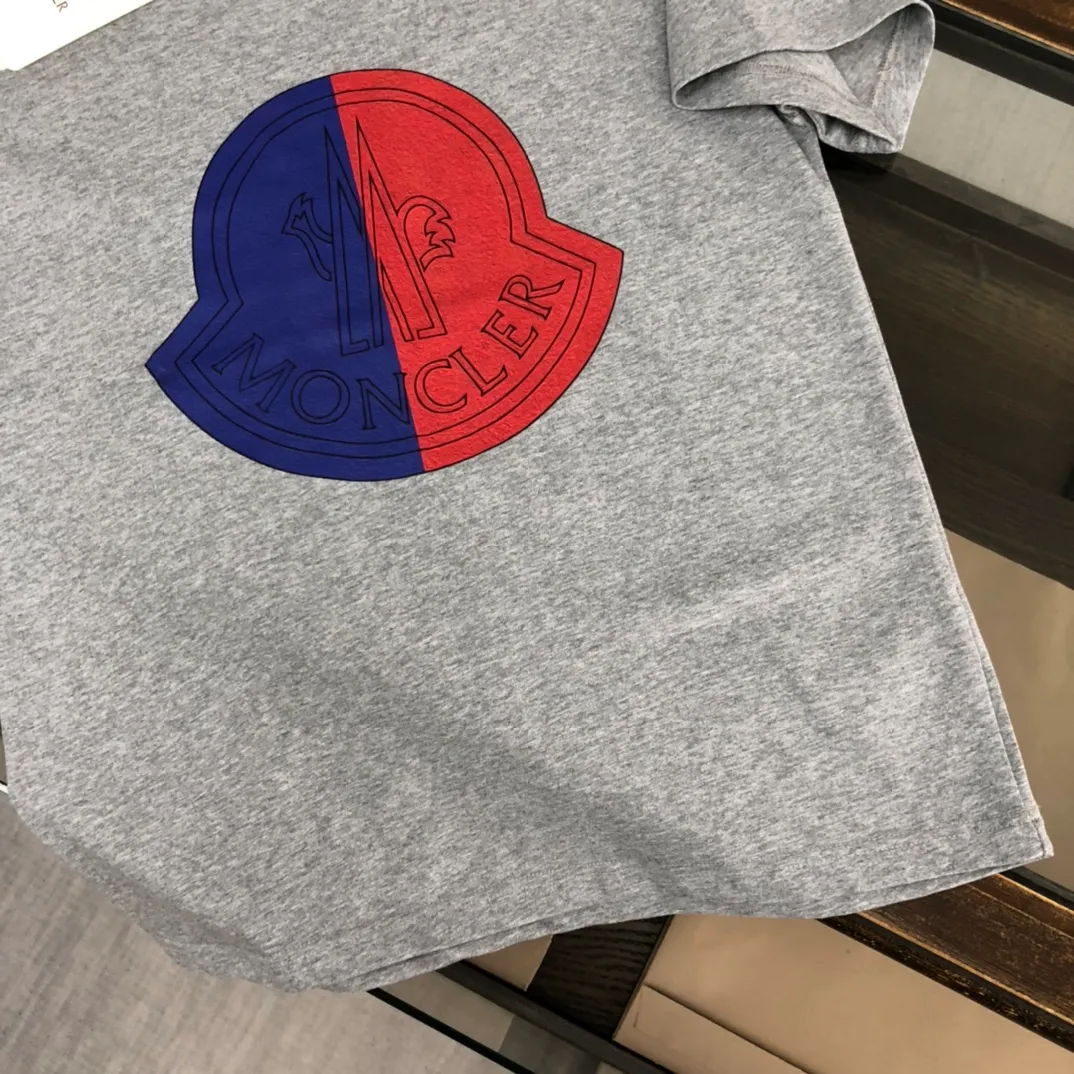 P160 Moncler 2025 new men's round neck short-sleeved couple's T-shirt, new spring and summer product, high quality 🔥🔥Fashionable and versatile, customized imported fabrics, comfortable to wear, breathable, fashionable without losing personality, casual and casual upper body, handsome and stylish, showing the temperament of a big brand. All three standards are complete! ! Color: black white gray Size: S-XL (loose fit)