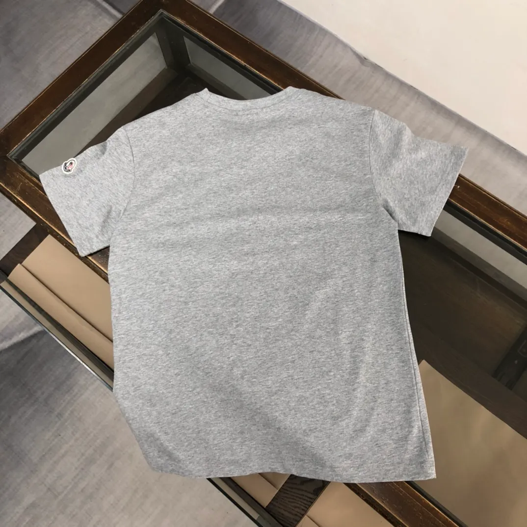 P160 Moncler 2025 new men's round neck short-sleeved couple's T-shirt, new spring and summer product, high quality 🔥🔥Fashionable and versatile, customized imported fabrics, comfortable to wear, breathable, fashionable without losing personality, casual and casual upper body, handsome and stylish, showing the temperament of a big brand. All three standards are complete! ! Color: black white gray Size: S-XL (loose fit)