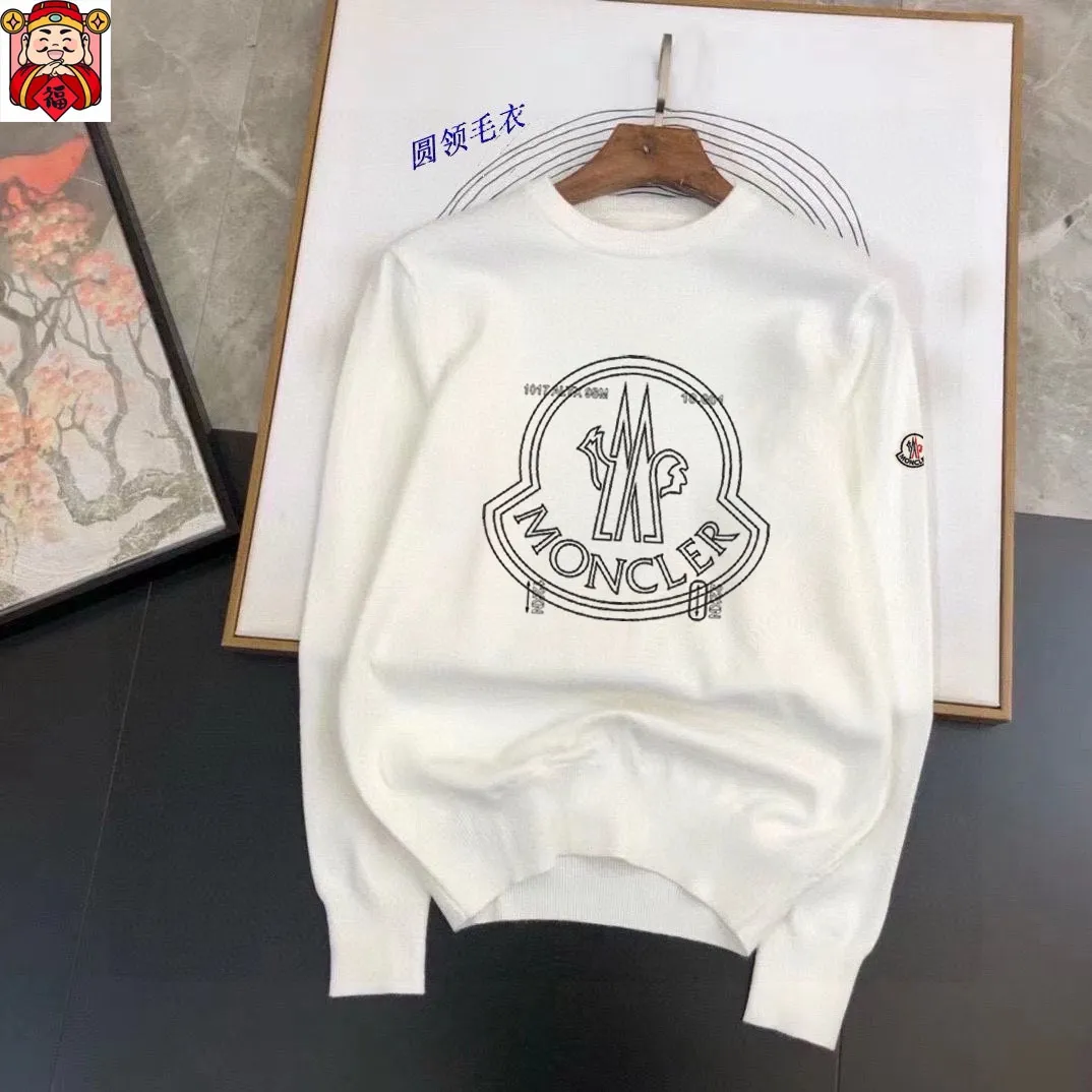 P220 MONCLER】Autumn and winter classic round neck pullover sweater, in full condition! ! ! Wool blended fabric, the latest model in 2025, golden ratio! ! Slim-fitting soft gold, versatile and practical item, the combination and practicality are extremely powerful, simple and elegant, and classy! To create your own style, it is highly recommended to buy it in two colors. The standard slim fit tailoring process is suitable for both young and old men. It is knitted from wool and will not cause any discomfort! While keeping warm, it is stylish, textured and wearable, and the classic logo with contrasting colors on the chest feels in place! ! Recommended for regular customers! ! Size M-3XL (maximum wear: 190 pounds)