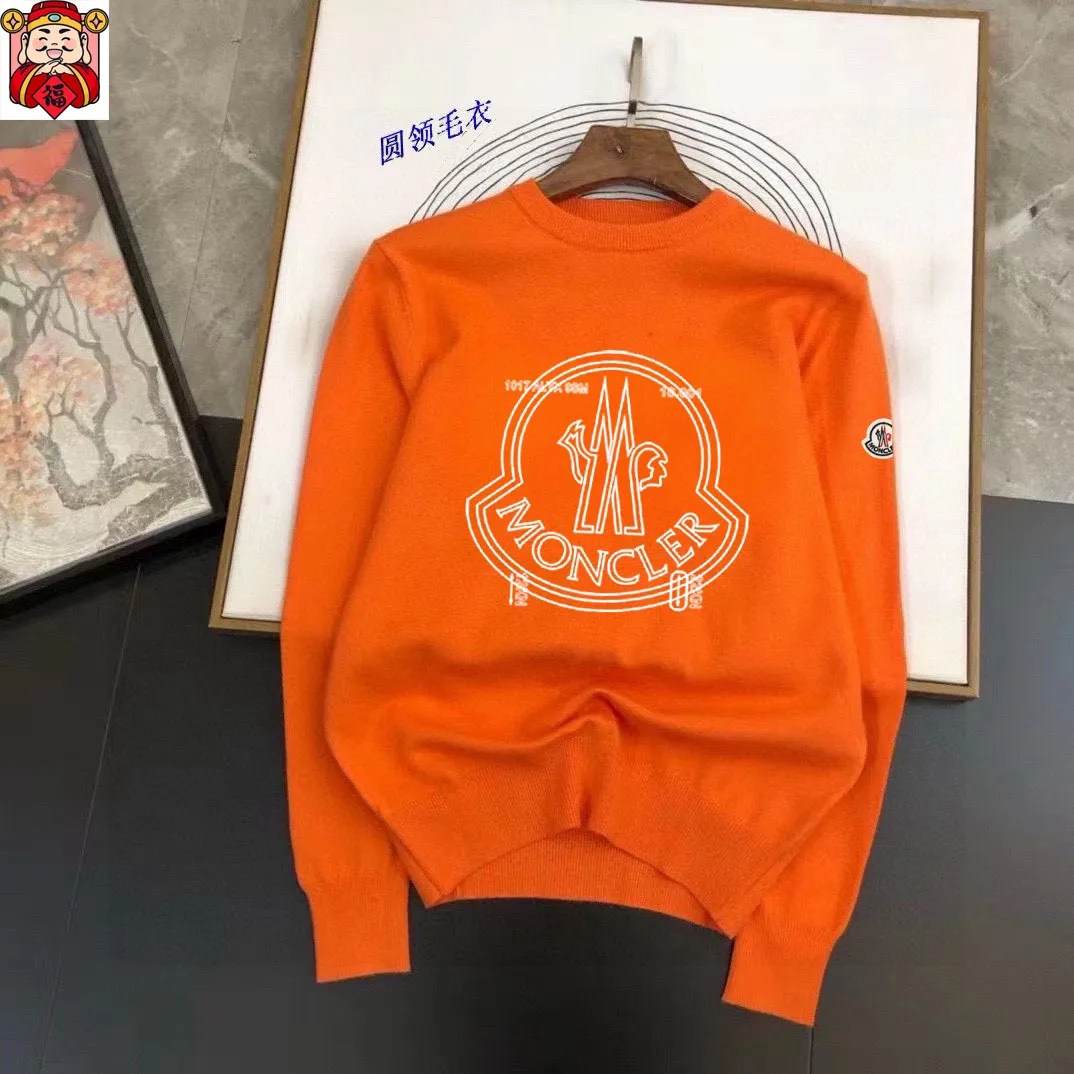 P220 MONCLER】Autumn and winter classic round neck pullover sweater, in full condition! ! ! Wool blended fabric, the latest model in 2025, golden ratio! ! Slim-fitting soft gold, versatile and practical item, the combination and practicality are extremely powerful, simple and elegant, and classy! To create your own style, it is highly recommended to buy it in two colors. The standard slim fit tailoring process is suitable for both young and old men. It is knitted from wool and will not cause any discomfort! While keeping warm, it is stylish, textured and wearable, and the classic logo with contrasting colors on the chest feels in place! ! Recommended for regular customers! ! Size M-3XL (maximum wear: 190 pounds)
