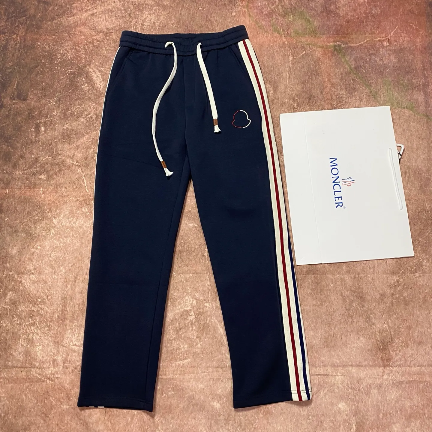 P280 moncler spring and autumn fashion casual webbing embroidered straight pants. Pure cotton fabric. The upper body is slim and slim. The version is quite wide and stylish. The side webbing is customized with high-density webbing. Simple embroidery design. The texture is soft and comfortable. Color: blue Size 46/48/50/52