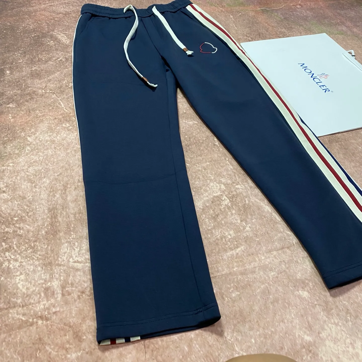 P280 moncler spring and autumn fashion casual webbing embroidered straight pants. Pure cotton fabric. The upper body is slim and slim. The version is quite wide and stylish. The side webbing is customized with high-density webbing. Simple embroidery design. The texture is soft and comfortable. Color: blue Size 46/48/50/52
