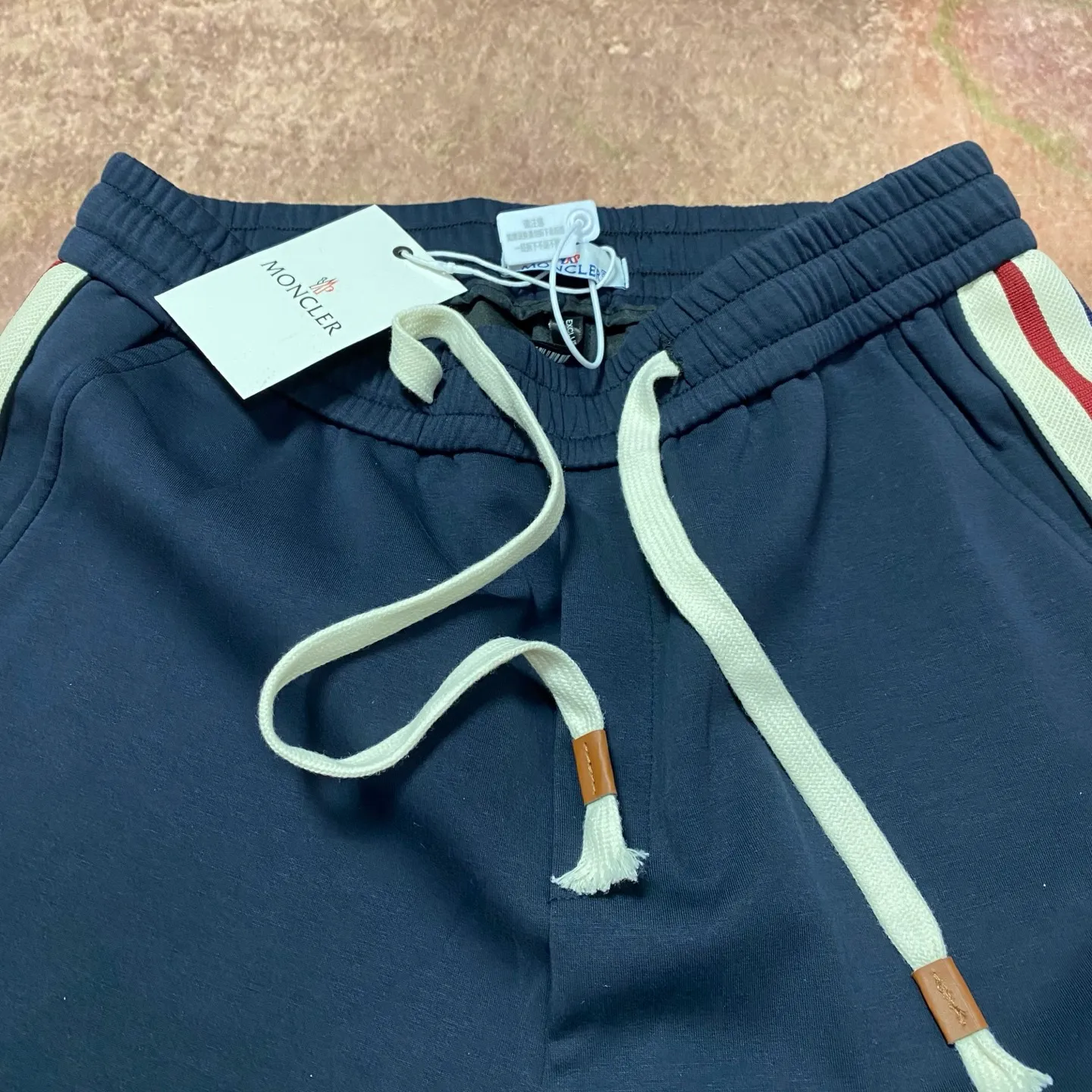 P280 moncler spring and autumn fashion casual webbing embroidered straight pants. Pure cotton fabric. The upper body is slim and slim. The version is quite wide and stylish. The side webbing is customized with high-density webbing. Simple embroidery design. The texture is soft and comfortable. Color: blue Size 46/48/50/52