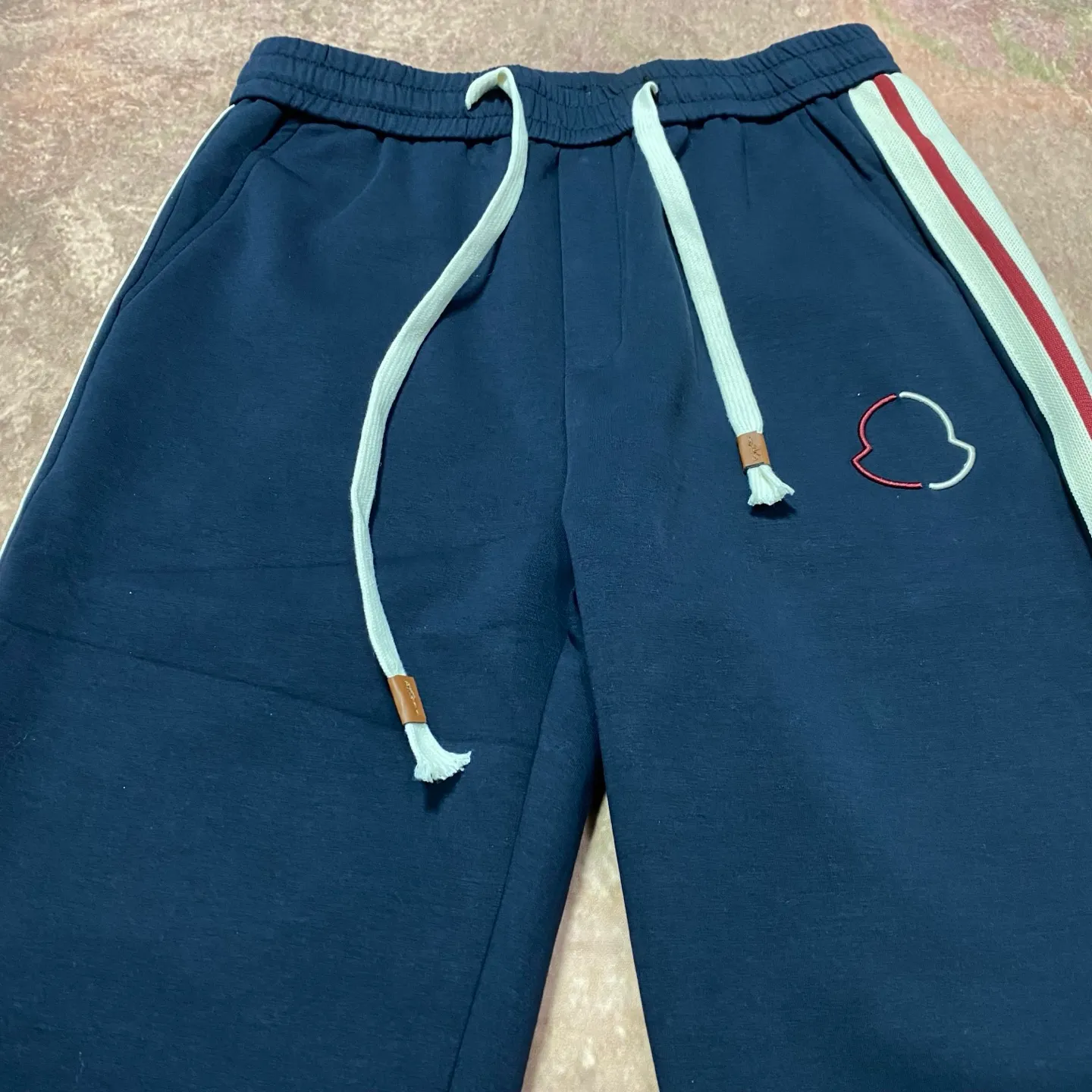 P280 moncler spring and autumn fashion casual webbing embroidered straight pants. Pure cotton fabric. The upper body is slim and slim. The version is quite wide and stylish. The side webbing is customized with high-density webbing. Simple embroidery design. The texture is soft and comfortable. Color: blue Size 46/48/50/52