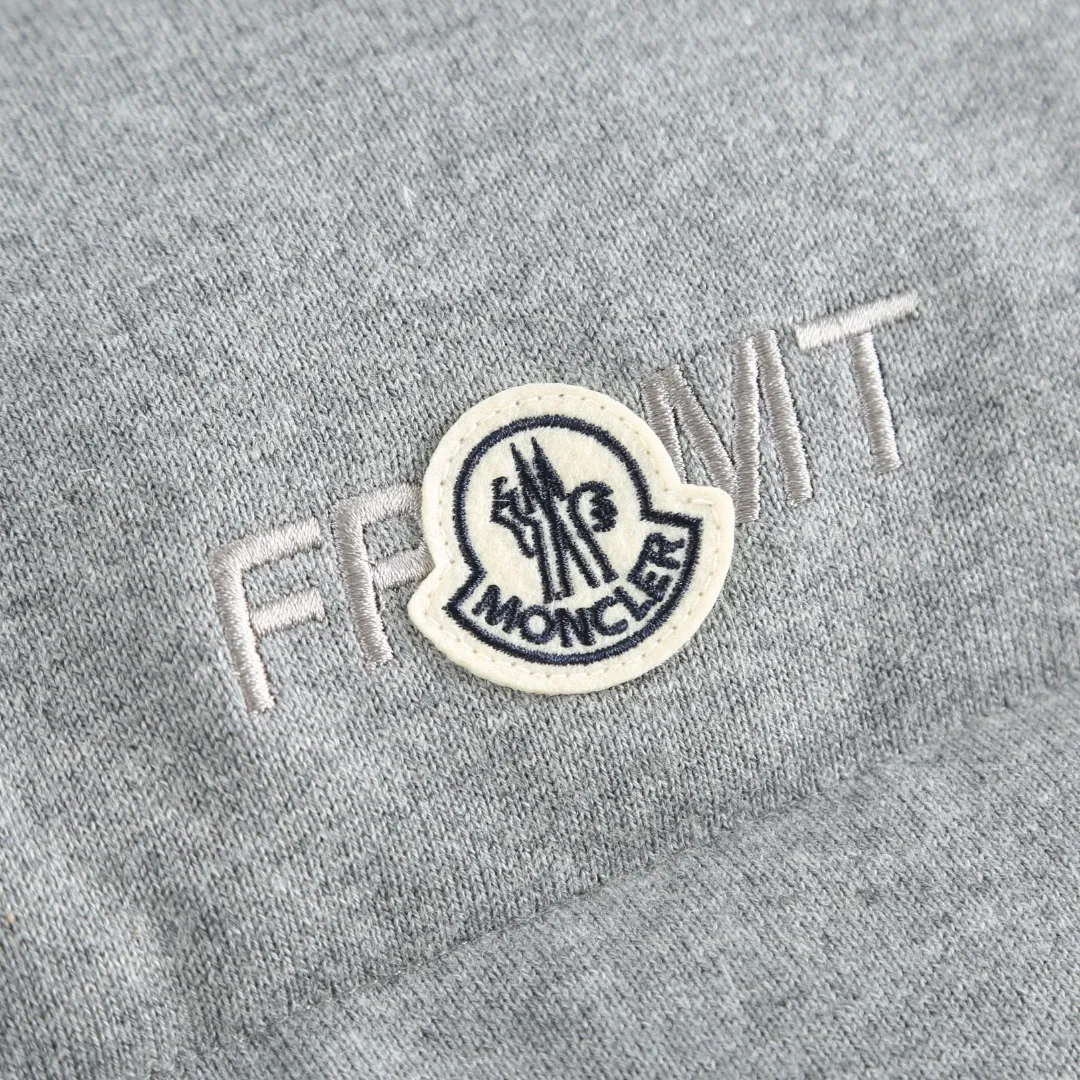 P760 MONCLER cotton embroidered down vest Fabric selection: Lightweight knitted fabric made of 100% cotton fiber. The fiber characteristics are soft to the touch. The knitted structure gives the fabric a certain degree of elasticity in the horizontal and vertical directions. Even though it is a down vest, it can move freely without any sense of restraint. The air circulates freely between the coils and has good breathability. It is not easy to accumulate moisture inside, improving the wearing experience. Lining fabric: The high-density lining is woven with ultra-fine nylon denier, with a thickness of 0.08mm to avoid increasing the overall weight and making it smooth to wear. The high-density woven structure forms a wind resistance layer to protect the thermal efficiency of the thermal layer from loss. It can also withstand the expansion pressure of down and prevent deformation and damage after long-term use.  Process: The high-precision computing system of the computerized embroidery machine controls the coordinated operation of the machine head, needle bar, and bobbin. The fabric frame moves accurately in the horizontal and vertical directions to form a stitch track. The upper and lower thread tensions are adjusted to ensure that the stitches are smooth and free of floating threads. The chest, lower front and lower back panels are decorated with three different letter embroideries. The finished product has clear patterns and no burrs on the edges.  90 national standard high-quality white duck down: Selected high-fill down, with a fill power of 650fp, light and warm, with excellent temperature locking performance and good resilience.  Accessories: One-to-one customized badges, One-to-one customized snaps, One-to-one customized three-label, One-to-one customized zipper pullers SIZE: S M L XL