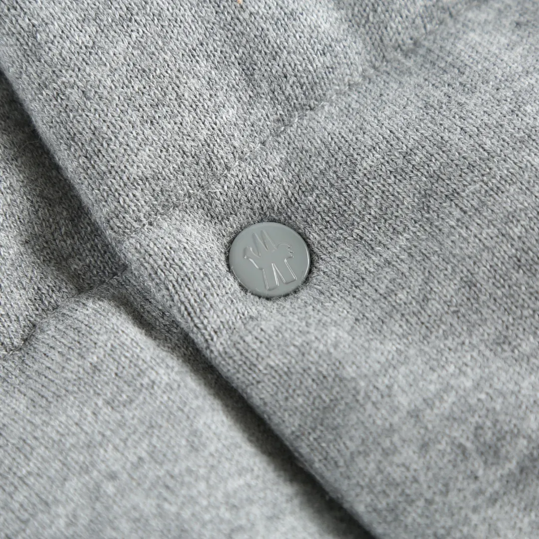 P760 MONCLER cotton embroidered down vest Fabric selection: Lightweight knitted fabric made of 100% cotton fiber. The fiber characteristics are soft to the touch. The knitted structure gives the fabric a certain degree of elasticity in the horizontal and vertical directions. Even though it is a down vest, it can move freely without any sense of restraint. The air circulates freely between the coils and has good breathability. It is not easy to accumulate moisture inside, improving the wearing experience. Lining fabric: The high-density lining is woven with ultra-fine nylon denier, with a thickness of 0.08mm to avoid increasing the overall weight and making it smooth to wear. The high-density woven structure forms a wind resistance layer to protect the thermal efficiency of the thermal layer from loss. It can also withstand the expansion pressure of down and prevent deformation and damage after long-term use.  Process: The high-precision computing system of the computerized embroidery machine controls the coordinated operation of the machine head, needle bar, and bobbin. The fabric frame moves accurately in the horizontal and vertical directions to form a stitch track. The upper and lower thread tensions are adjusted to ensure that the stitches are smooth and free of floating threads. The chest, lower front and lower back panels are decorated with three different letter embroideries. The finished product has clear patterns and no burrs on the edges.  90 national standard high-quality white duck down: Selected high-fill down, with a fill power of 650fp, light and warm, with excellent temperature locking performance and good resilience.  Accessories: One-to-one customized badges, One-to-one customized snaps, One-to-one customized three-label, One-to-one customized zipper pullers SIZE: S M L XL