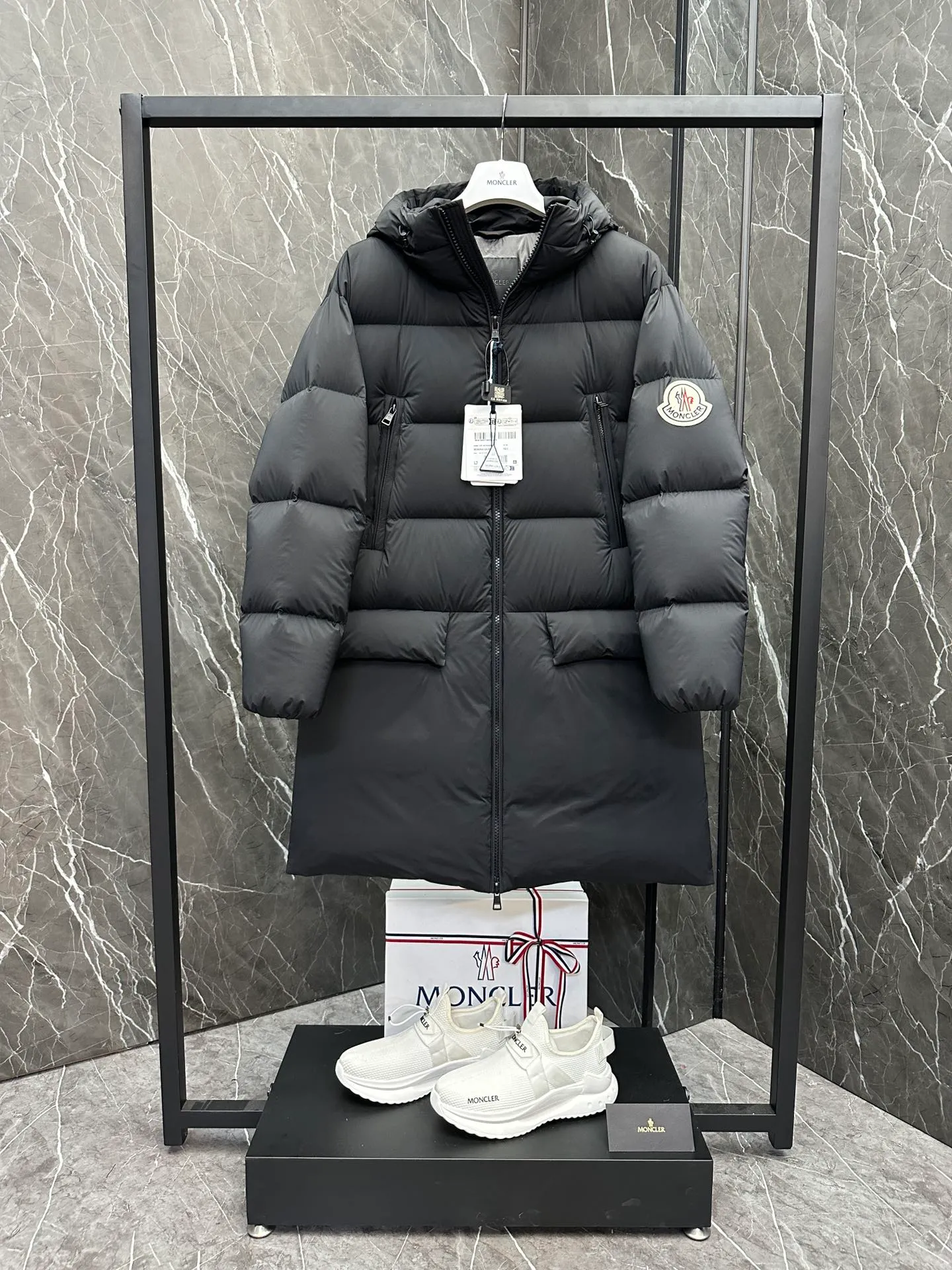 P1120 ⬆️Moncler Bosona mid-length large felt badge down jacket. Popular style. Good-looking for both men and women. ❗️❗️❗️ This Bosona men's long down jacket combines Moncler's classic aesthetics, excellent performance and protective features.  The Bosona long down jacket is made of longue saison fabric and is designed with practical details to provide both warmth and protection. As a Moncler classic, this down jacket features a detachable hood and a front zipper placket that covers the windshield, significantly improving its protective performance. Details •Made from longue saison fabric •Longue saison lining •Filled with down •Removable hood •Zip and snap closure •Zip pockets •Patch pockets on sleeves •Adjustable cuffs •Drawstring hem Size: 1-5 Couple D74108056980