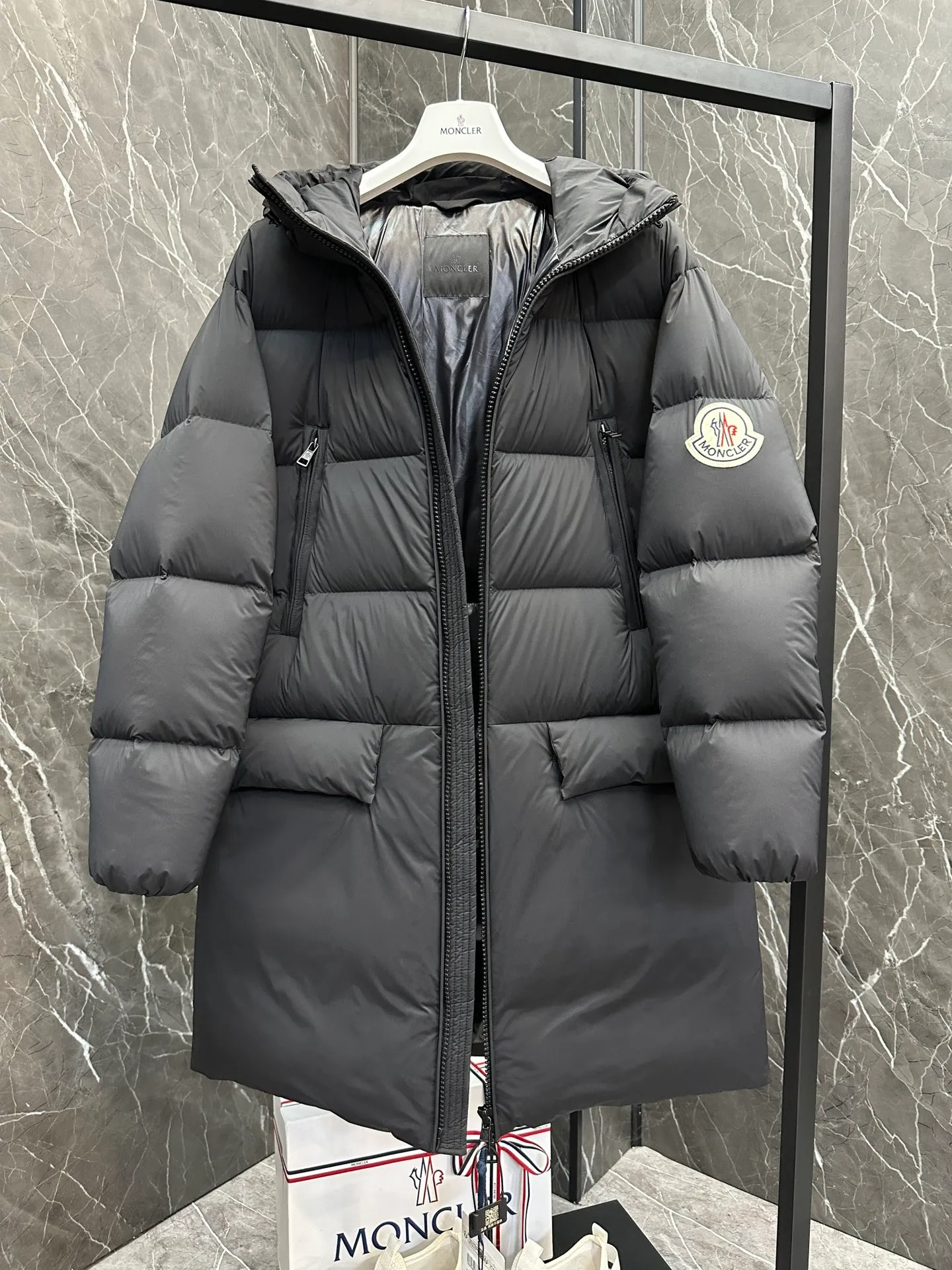 P1120 ⬆️Moncler Bosona mid-length large felt badge down jacket. Popular style. Good-looking for both men and women. ❗️❗️❗️ This Bosona men's long down jacket combines Moncler's classic aesthetics, excellent performance and protective features.  The Bosona long down jacket is made of longue saison fabric and is designed with practical details to provide both warmth and protection. As a Moncler classic, this down jacket features a detachable hood and a front zipper placket that covers the windshield, significantly improving its protective performance. Details •Made from longue saison fabric •Longue saison lining •Filled with down •Removable hood •Zip and snap closure •Zip pockets •Patch pockets on sleeves •Adjustable cuffs •Drawstring hem Size: 1-5 Couple D74108056980