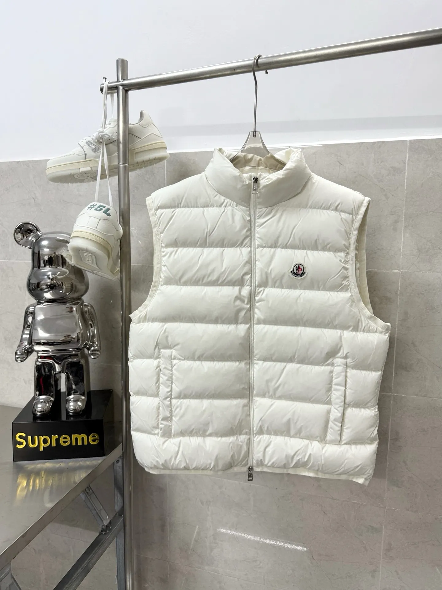 P700 Moncler Mouth Small Label Down Vest Moncler classic color strip series, 100% restoration of gloss and support density, high-density matte nylon fabric, four-layer method to prevent velvet leakage and other problems, three-color webbing custom-woven and dyed, slim fit, high velvet filling, excellent windproof and warm performance Color: Black White Size: 123456
