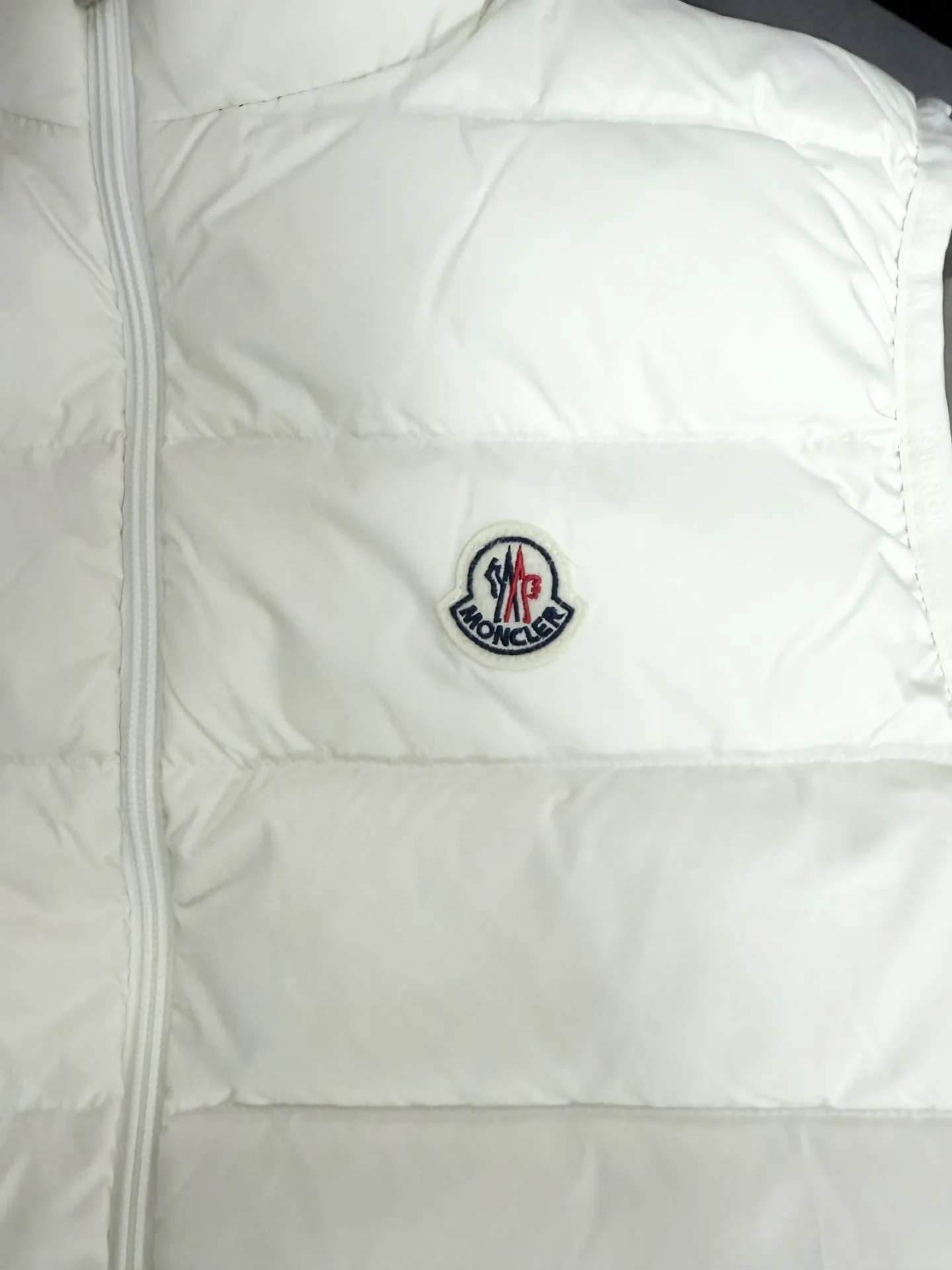 P700 Moncler Mouth Small Label Down Vest Moncler classic color strip series, 100% restoration of gloss and support density, high-density matte nylon fabric, four-layer method to prevent velvet leakage and other problems, three-color webbing custom-woven and dyed, slim fit, high velvet filling, excellent windproof and warm performance Color: Black White Size: 123456