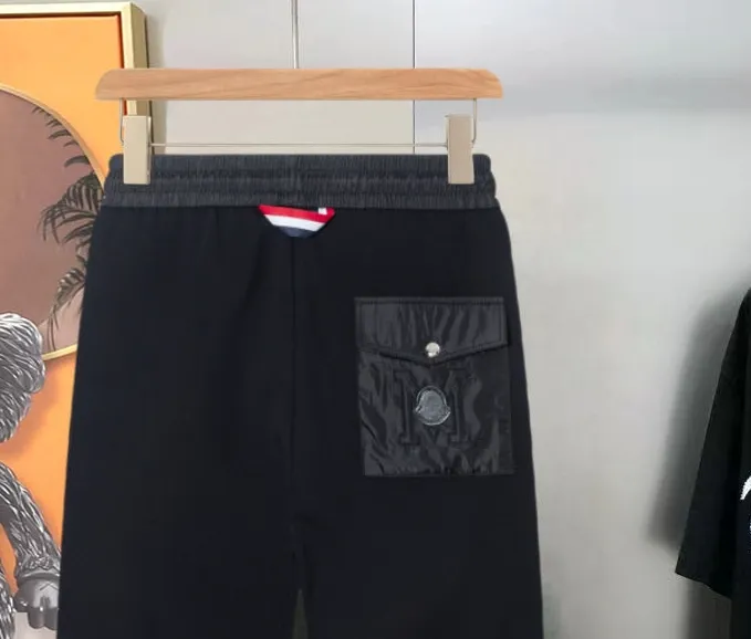 P290 Moncler new men's original casual pants and sweatpants, high-end customization, fashionable and versatile ✨✨✨three-dimensional embroidery embossed letter logo design, customized original imported 100% knitted cotton fabric, imported hardware accessories, elegant and handsome upper body, brand new sense of sight! The factory's fine workmanship and details are all in place. There is no need to choose anyone, and you must pay for your own money. Size: M-3XL (the largest size can wear about 185 pounds) black