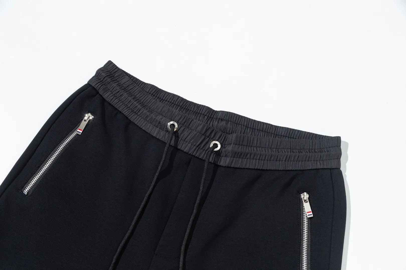 P290 Moncler new men's original casual pants and sweatpants, high-end customization, fashionable and versatile ✨✨✨three-dimensional embroidery embossed letter logo design, customized original imported 100% knitted cotton fabric, imported hardware accessories, elegant and handsome upper body, brand new sense of sight! The factory's fine workmanship and details are all in place. There is no need to choose anyone, and you must pay for your own money. Size: M-3XL (the largest size can wear about 185 pounds) black