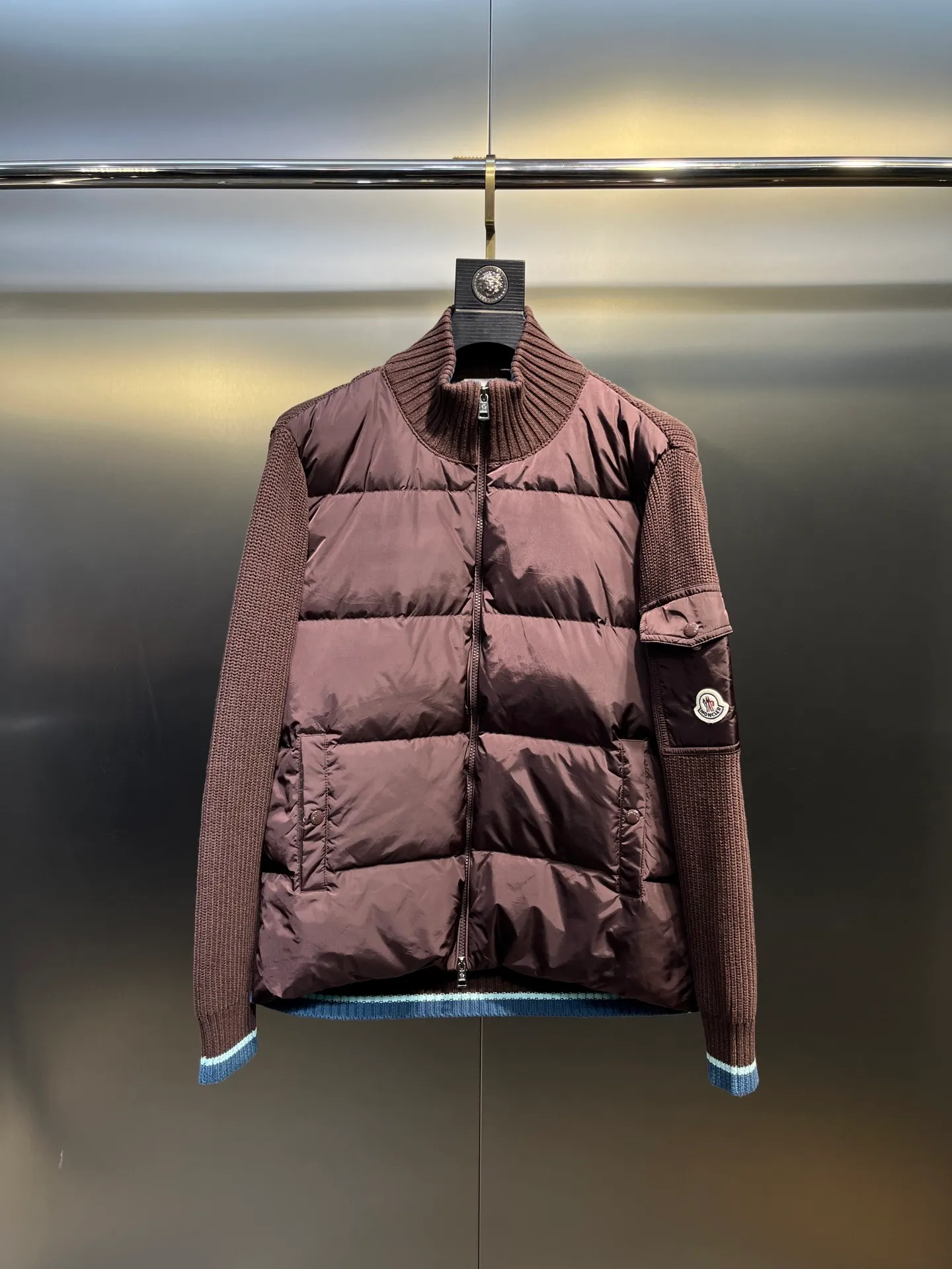 P760 moncler🌟Knitted splicing short stand-up collar This piece directly fits my aesthetic. The snap-button pocket design is super considerate, which is very convenient for daily storage of small items. It also makes the overall shape more neat. It is a blessing for detail control. The high-neck design makes the face smaller, and has excellent windproof and warm effects. It can also look beautiful in the cold wind. The cuffs and collar have contrasting stripes and are filled with 90% white duck, which is fluffy and soft. It has full warmth retention properties. It feels like being wrapped in clouds when worn. It is warm and healing. The shape is also awesome. It can be easily controlled by any body shape regardless of body shape. You can instantly become a fashionista when you put it on. Color: dark coffee, navy blue, black. Size: M-3XL
