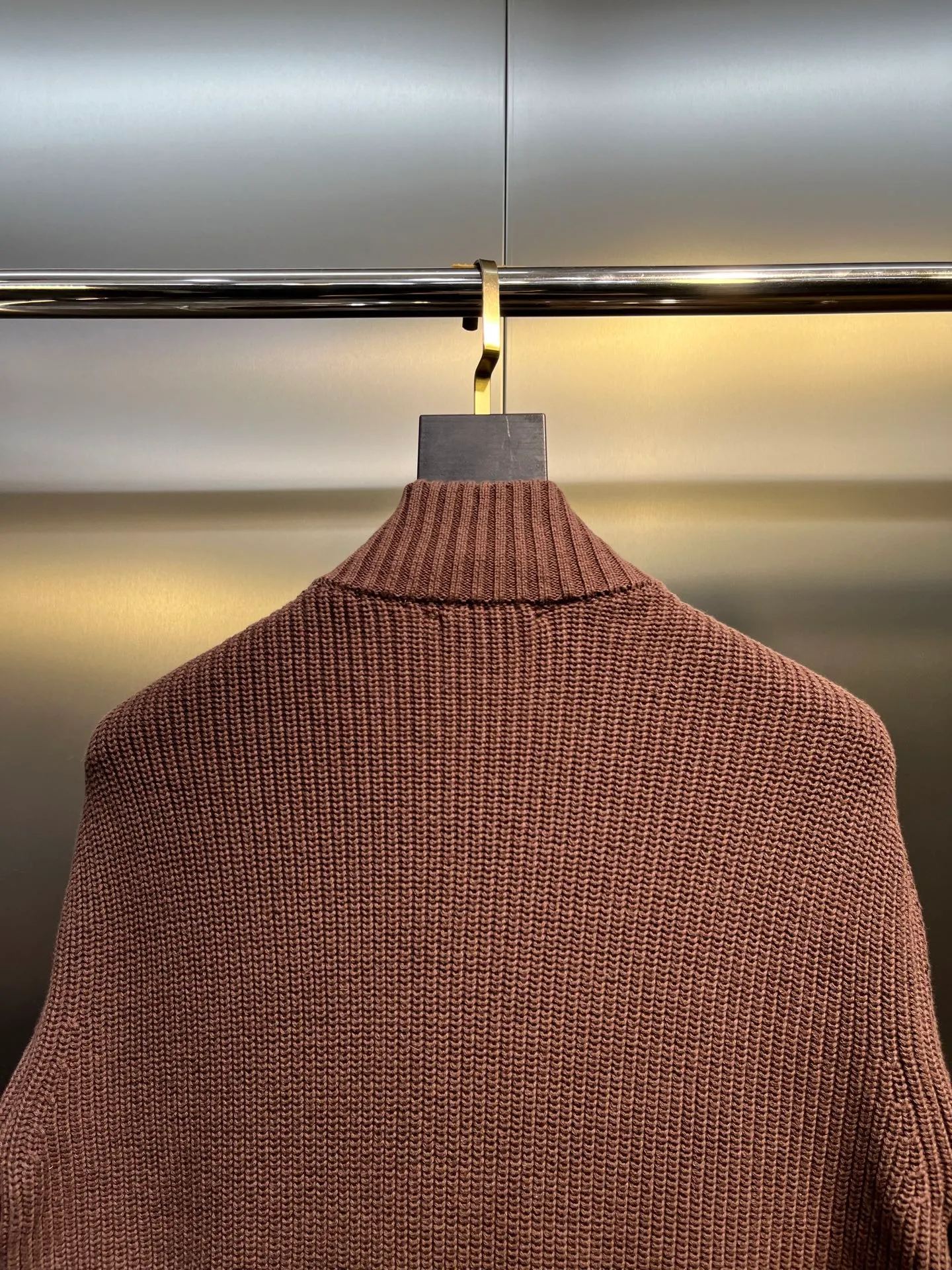 P760 moncler🌟Knitted splicing short stand-up collar This piece directly fits my aesthetic. The snap-button pocket design is super considerate, which is very convenient for daily storage of small items. It also makes the overall shape more neat. It is a blessing for detail control. The high-neck design makes the face smaller, and has excellent windproof and warm effects. It can also look beautiful in the cold wind. The cuffs and collar have contrasting stripes and are filled with 90% white duck, which is fluffy and soft. It has full warmth retention properties. It feels like being wrapped in clouds when worn. It is warm and healing. The shape is also awesome. It can be easily controlled by any body shape regardless of body shape. You can instantly become a fashionista when you put it on. Color: dark coffee, navy blue, black. Size: M-3XL