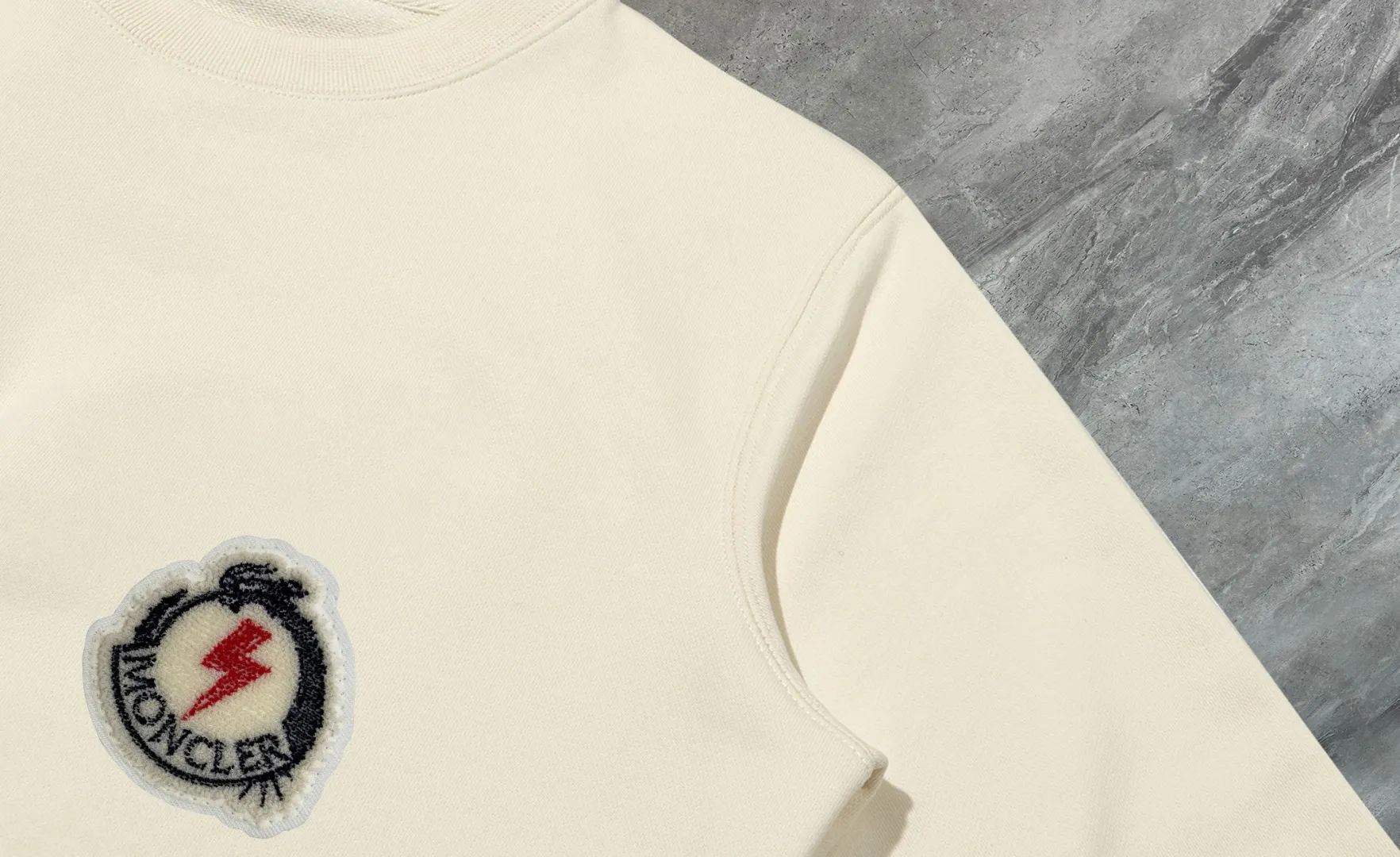 P210 High-version sweatshirt) [Long-term stock] 〖𝐌𝐎𝐍𝐂𝐋𝐄𝐑~Mask〗 Made of 440g heavy-weight fabric. It is different from the market currency. It can be matched with any variety and is properly handsome. 😎The whole dress is made of double waistcoats. The double waistcoats make the whole dress more three-dimensional. Not ordinary factories can do such fine work. 2025 Spring runway version of the T stage, on sale at the counter, round neck terry sweatshirt, high-end double-strand pure cotton, custom-made stretch ribs, dyed in the same vat, complete with three standards, matched with exquisite embroidered LOGO on the chest, simple and advanced, same style for men and women. Color: black, apricot, white, size: S M L XL 2XL