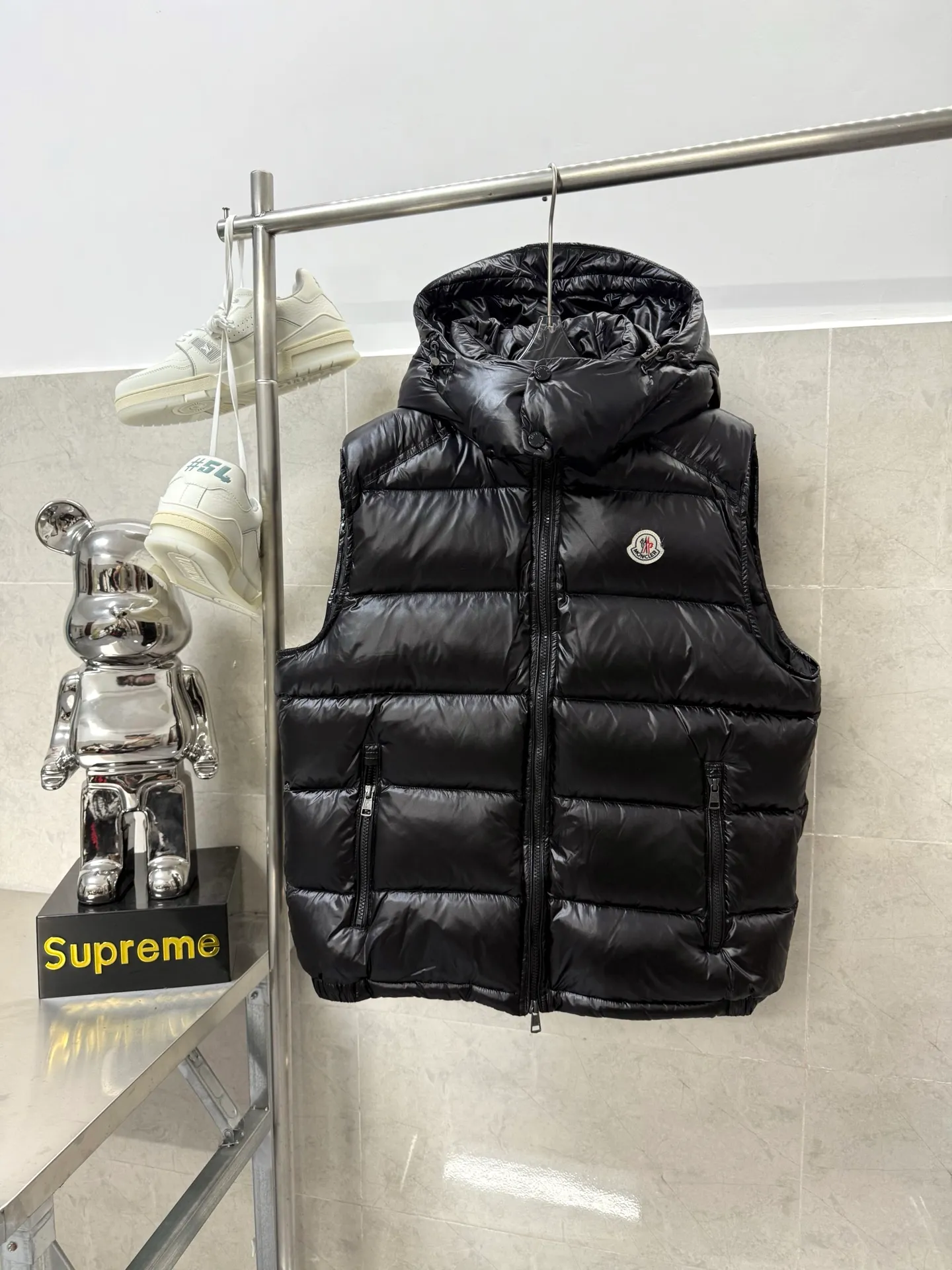 P620 Moncler couple's high version hooded down vest is a super popular item, made in a unique street punk style, and has a high profile for couples. Made of iconic matte technical waterproof fabric, the fabric feels smooth and very textured, and is equipped with classic rectangular quilting to ensure the even distribution of down inside, bringing the ultimate warm and comfortable wearing experience, and it is also very fashionable and stylish! Size: 12345