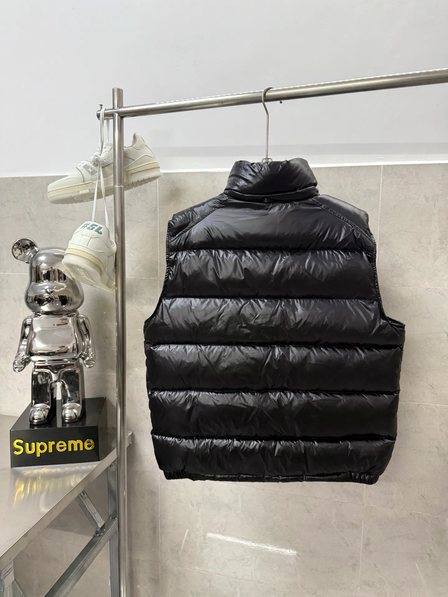 P620 Moncler couple's high version hooded down vest is a super popular item, made in a unique street punk style, and has a high profile for couples. Made of iconic matte technical waterproof fabric, the fabric feels smooth and very textured, and is equipped with classic rectangular quilting to ensure the even distribution of down inside, bringing the ultimate warm and comfortable wearing experience, and it is also very fashionable and stylish! Size: 12345