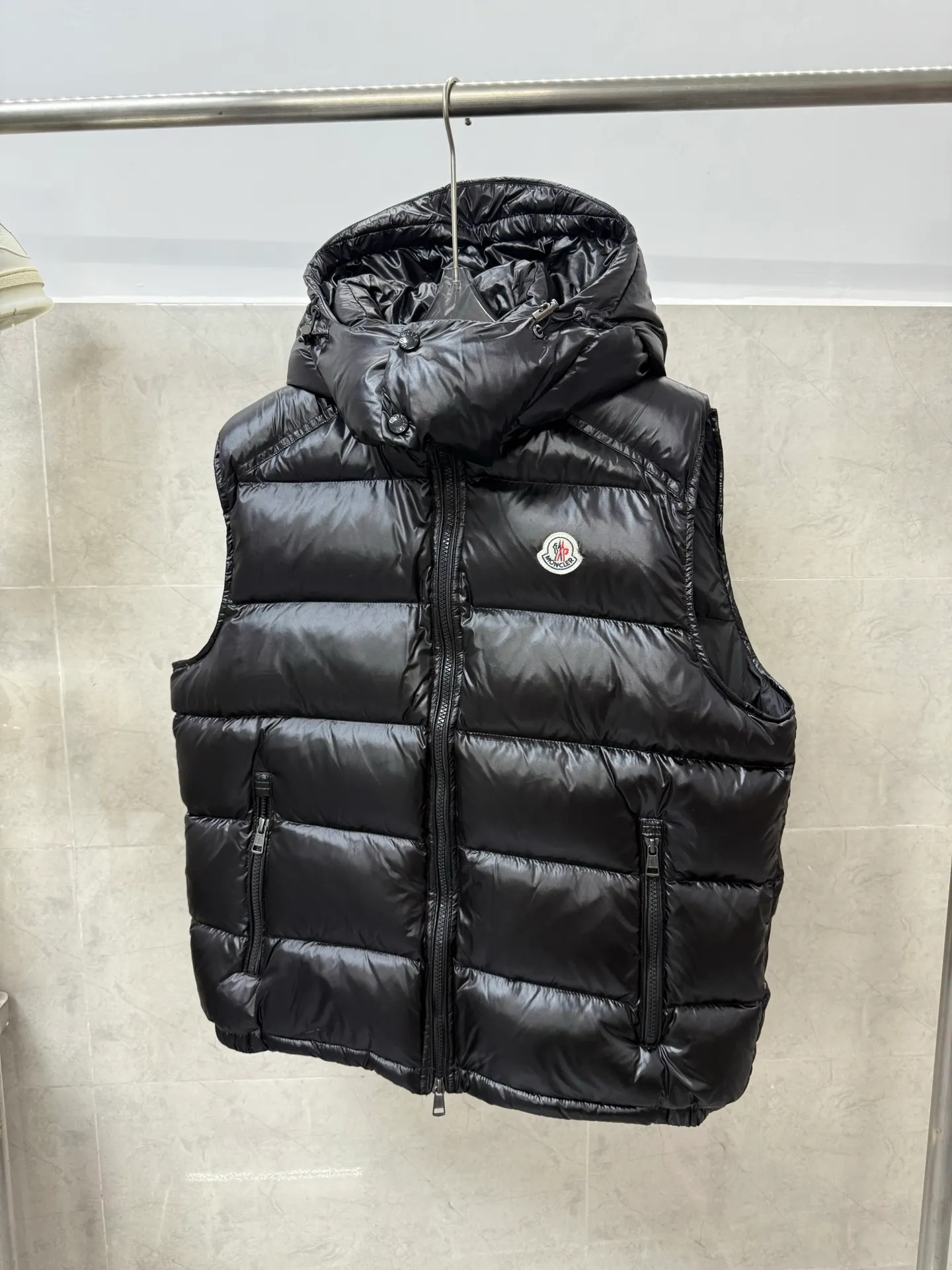 P620 Moncler couple's high version hooded down vest is a super popular item, made in a unique street punk style, and has a high profile for couples. Made of iconic matte technical waterproof fabric, the fabric feels smooth and very textured, and is equipped with classic rectangular quilting to ensure the even distribution of down inside, bringing the ultimate warm and comfortable wearing experience, and it is also very fashionable and stylish! Size: 12345