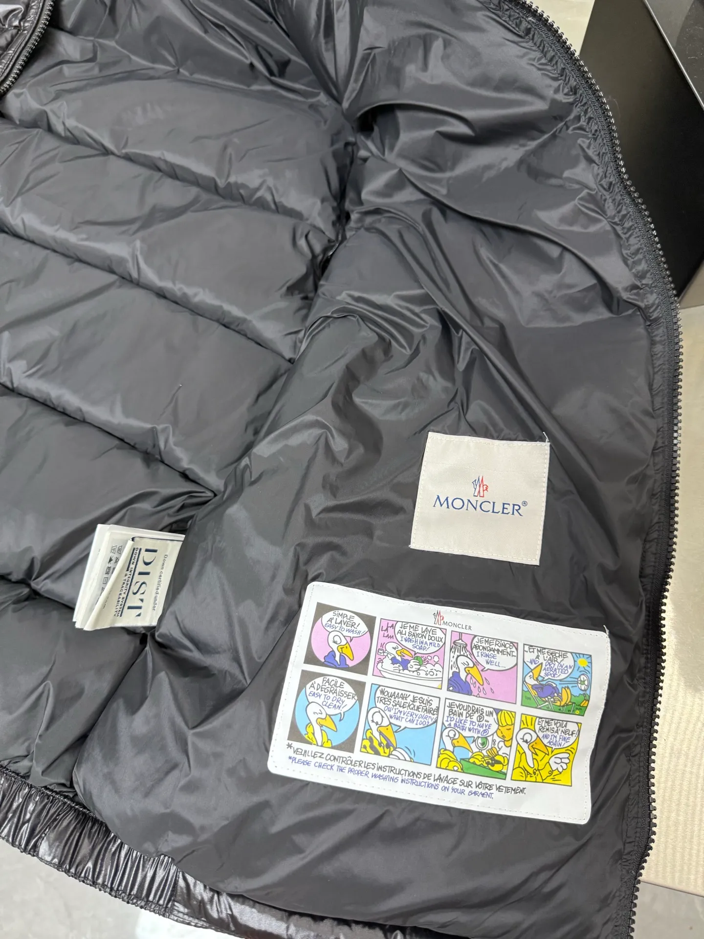 P620 Moncler couple's high version hooded down vest is a super popular item, made in a unique street punk style, and has a high profile for couples. Made of iconic matte technical waterproof fabric, the fabric feels smooth and very textured, and is equipped with classic rectangular quilting to ensure the even distribution of down inside, bringing the ultimate warm and comfortable wearing experience, and it is also very fashionable and stylish! Size: 12345