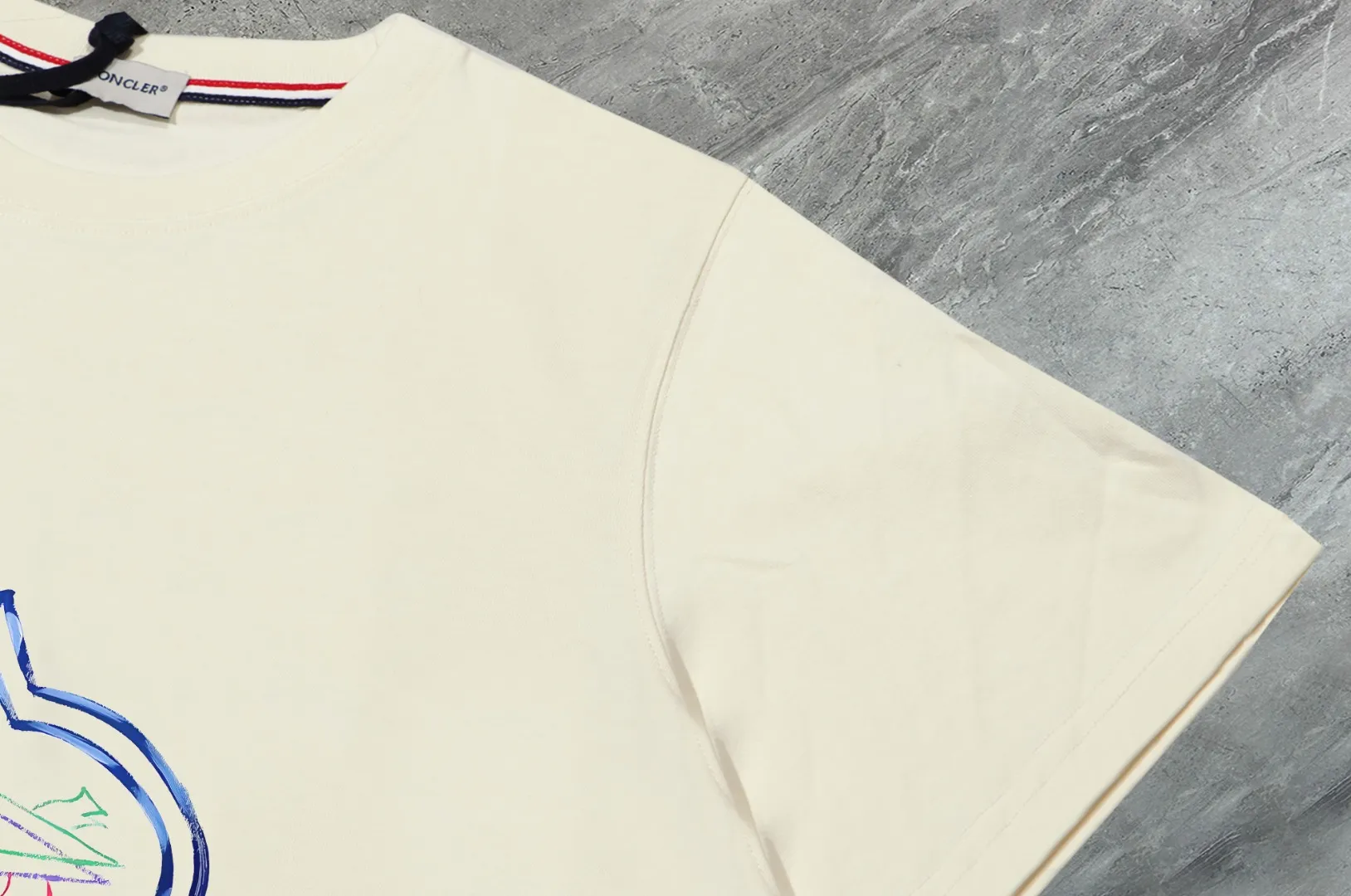 P140 💰Upgraded version "Mobile phone smart sensor ~ NFC chip armband ~ direct access to the official website for anti-counterfeiting" "Moncler ~ Mouth Mouth" 2025 new high-quality round neck short-sleeved T-shirt. The cuffs have imported embroidered labels. Customized dyeing, very comfortable to touch. Super versatile and good-looking short-sleeved. Complete with three labels. Non-market ordinary version. Feel free to compare. Quality is absolutely guaranteed! ‼ First of all, this original fabric is all custom-woven with 32-count double yarn fabric, 250G, and the weight is the same‼ Fine workmanship, double waistcoat method, double waistcoat method, double waistcoat method makes the whole dress more three-dimensional, which is not a craft that ordinary T-shirts can achieve🤪 Size: S-M-L-XL-2XL Color: black, white, apricot, same style for men and women