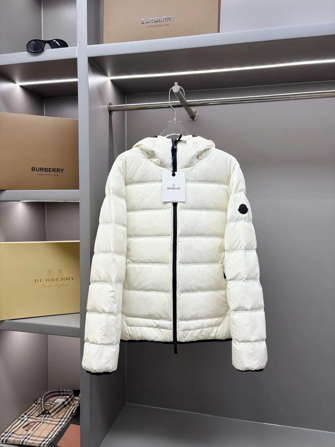 P980 Moncler's new color-blocked printed logo down jacket, classic black and white, same style for men and women, simple and high-end. Customized accessories at the counter, top-grade imported white duck down filling, both light and warm, say goodbye to bloat, and easily manage fashion and temperature~ Hooded design, windproof and stylish, whether worn inside or outside, it can add points to the style, adapt to various styles, so that you can go out coolly in the cold season~ Size: M-XXXL Color: black, white, yellow