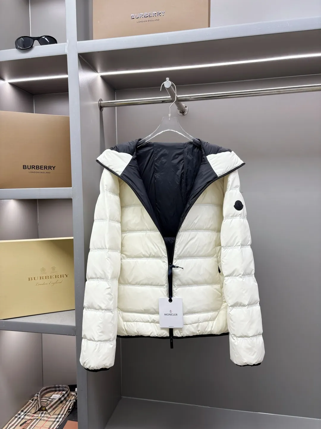 P980 Moncler's new color-blocked printed logo down jacket, classic black and white, same style for men and women, simple and high-end. Customized accessories at the counter, top-grade imported white duck down filling, both light and warm, say goodbye to bloat, and easily manage fashion and temperature~ Hooded design, windproof and stylish, whether worn inside or outside, it can add points to the style, adapt to various styles, so that you can go out coolly in the cold season~ Size: M-XXXL Color: black, white, yellow